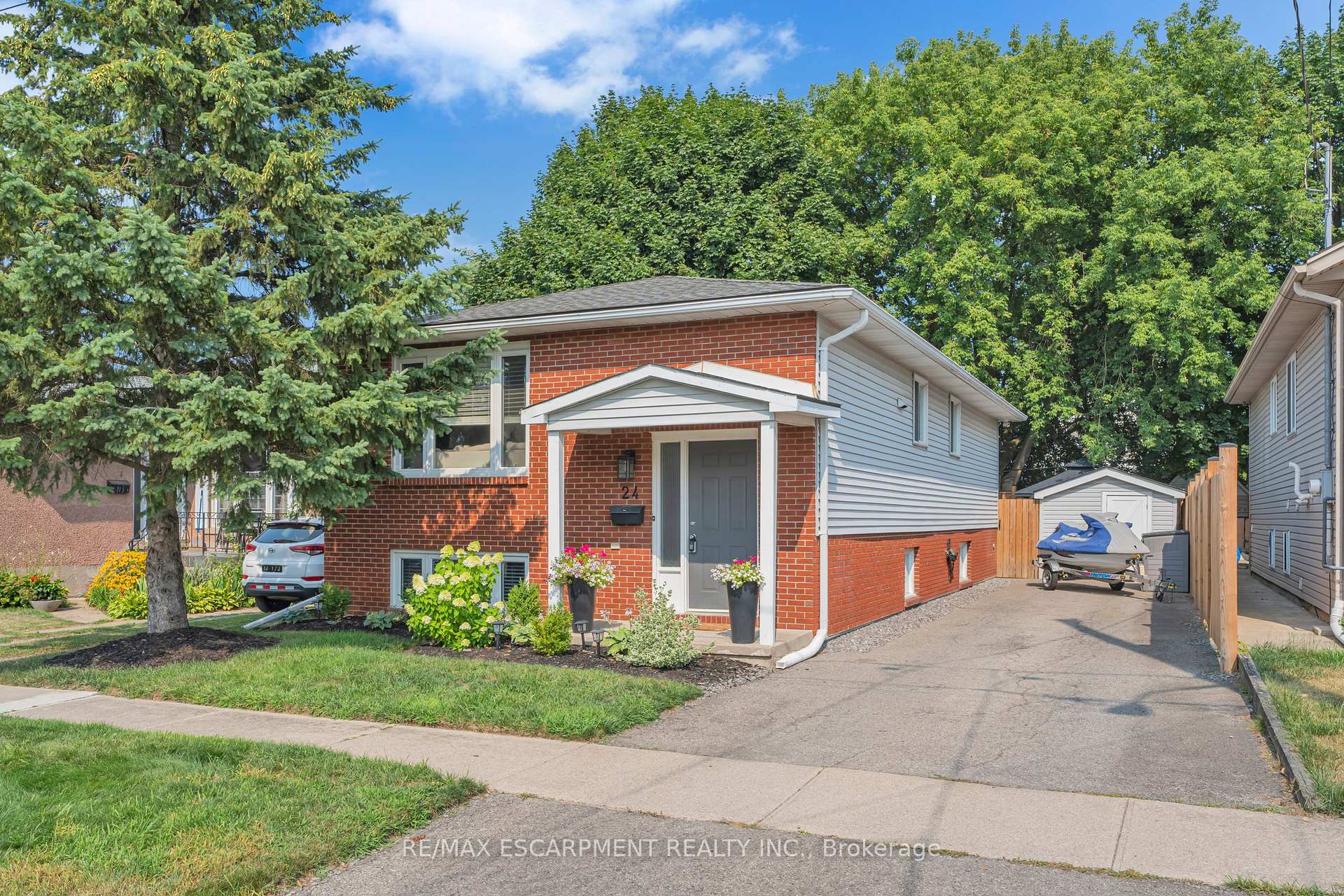 Photo 2 of 24 Augusta Avenue, St. Catharines, Facer — HOMEH