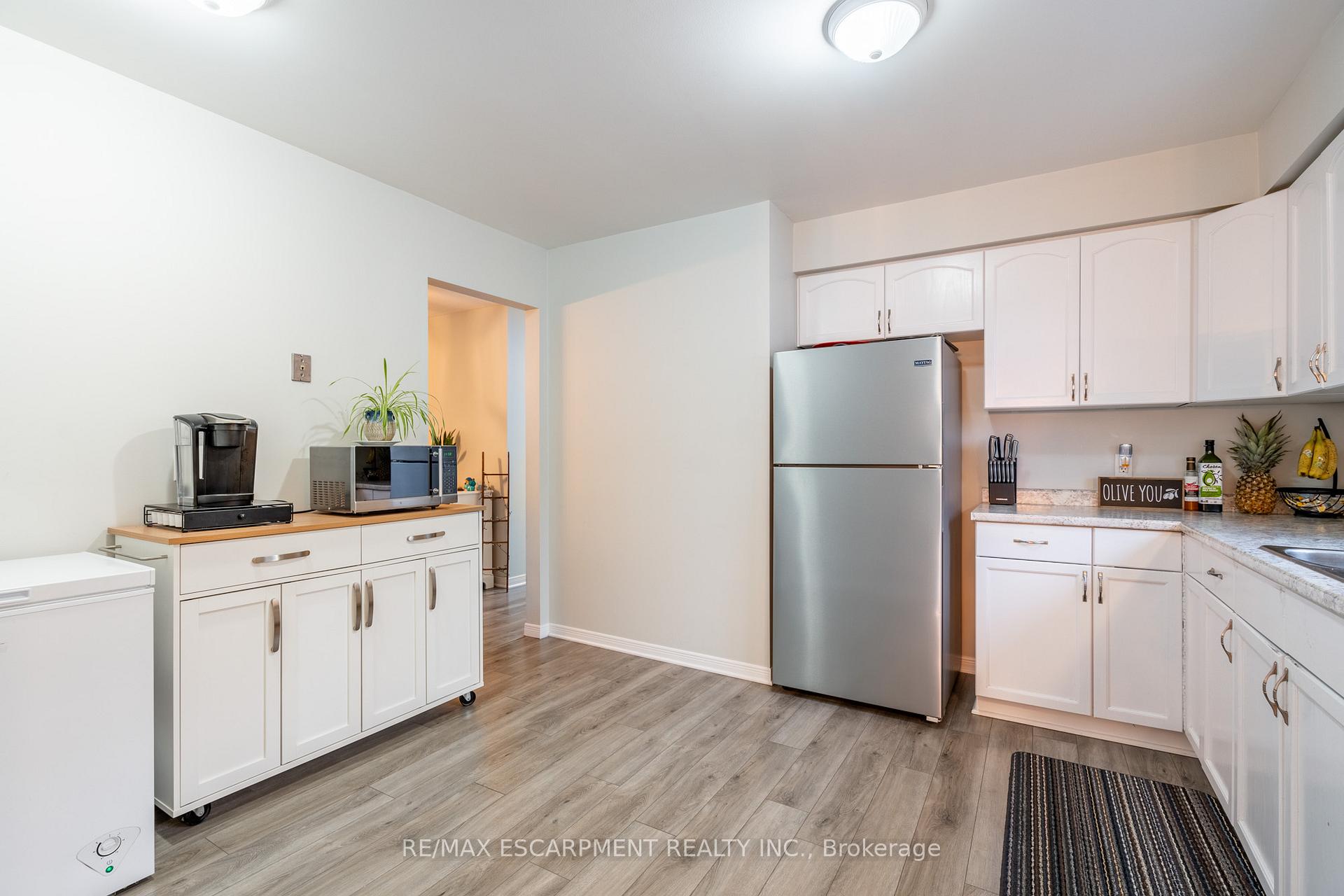 Photo 5 of 24 Augusta Avenue, St. Catharines, Facer — HOMEH