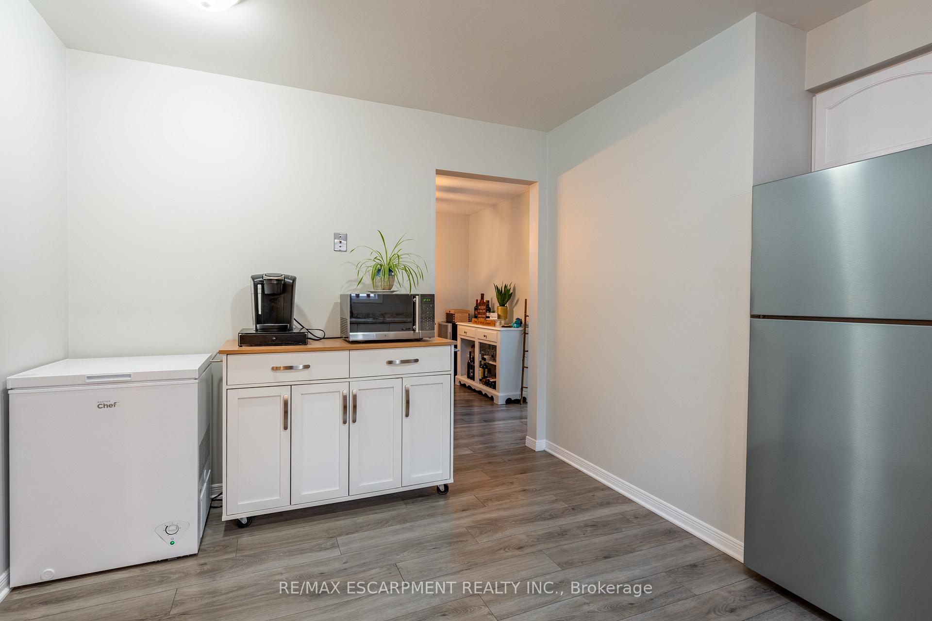 Photo 8 of 24 Augusta Avenue, St. Catharines, Facer — HOMEH