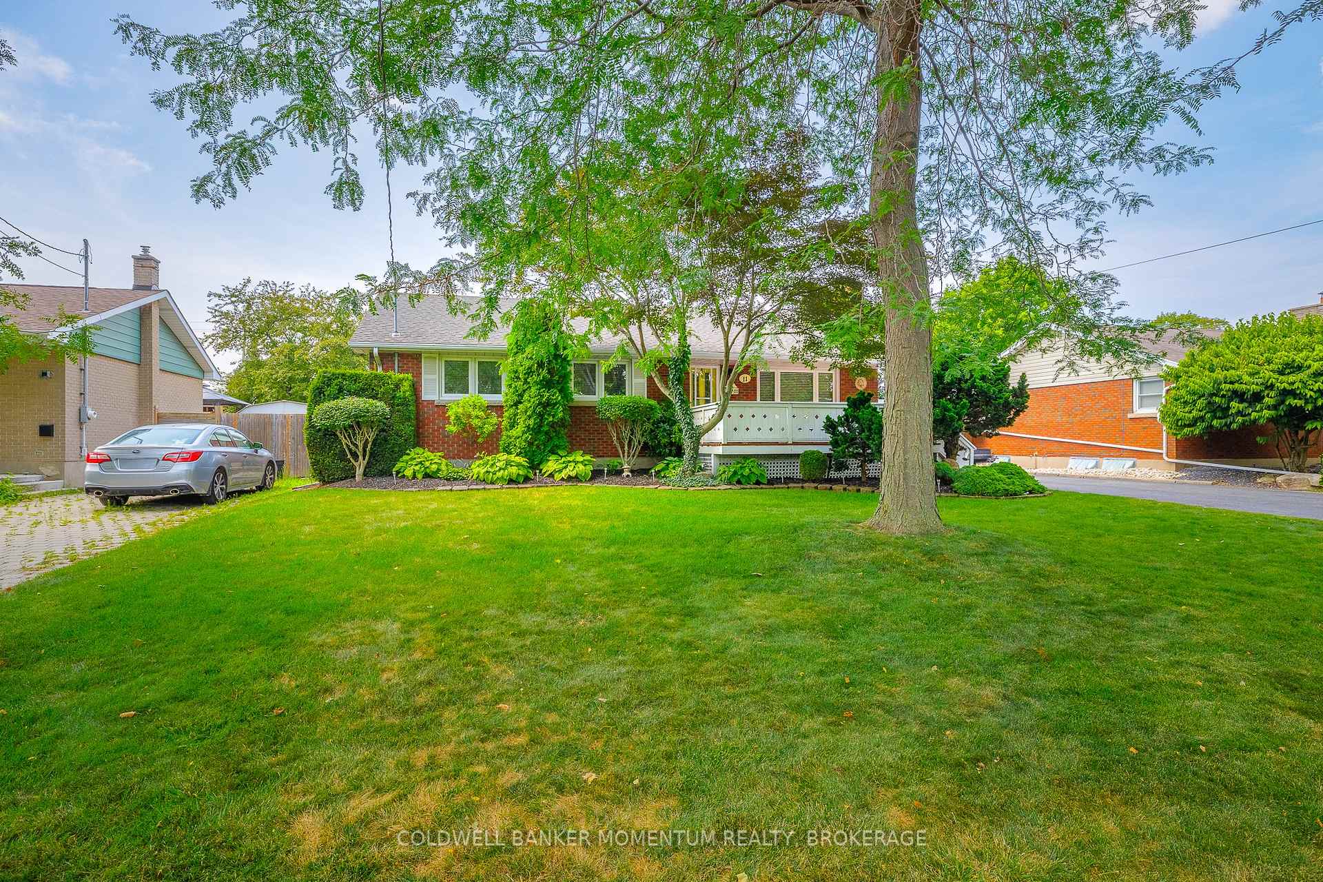 Photo 2 of 11 Roxanne Drive, St. Catharines, Bunting/Linwell — HOMEH