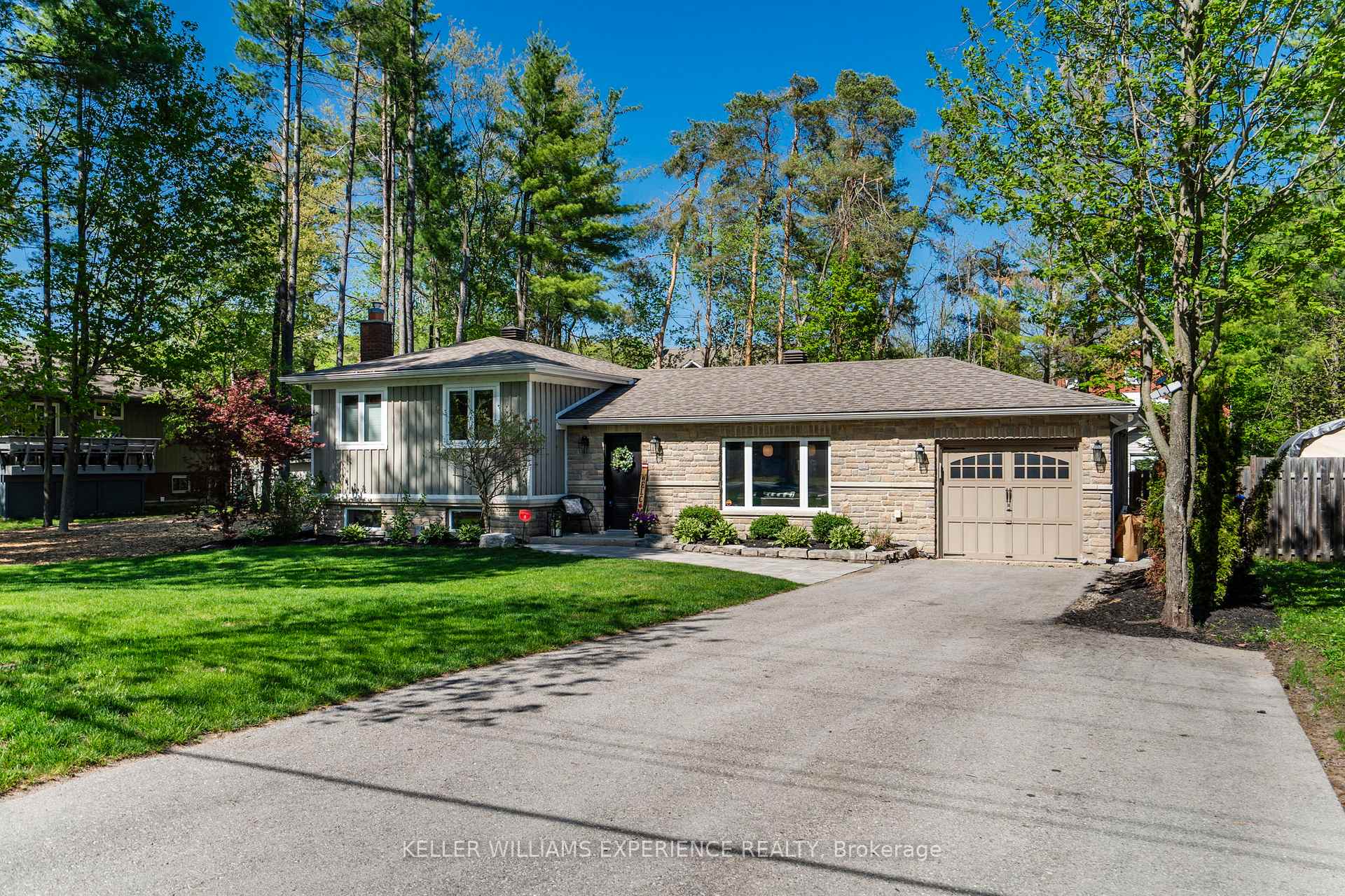 Photo 1 of 1185 St. Vincent Street, Springwater, Midhurst — HOMEH