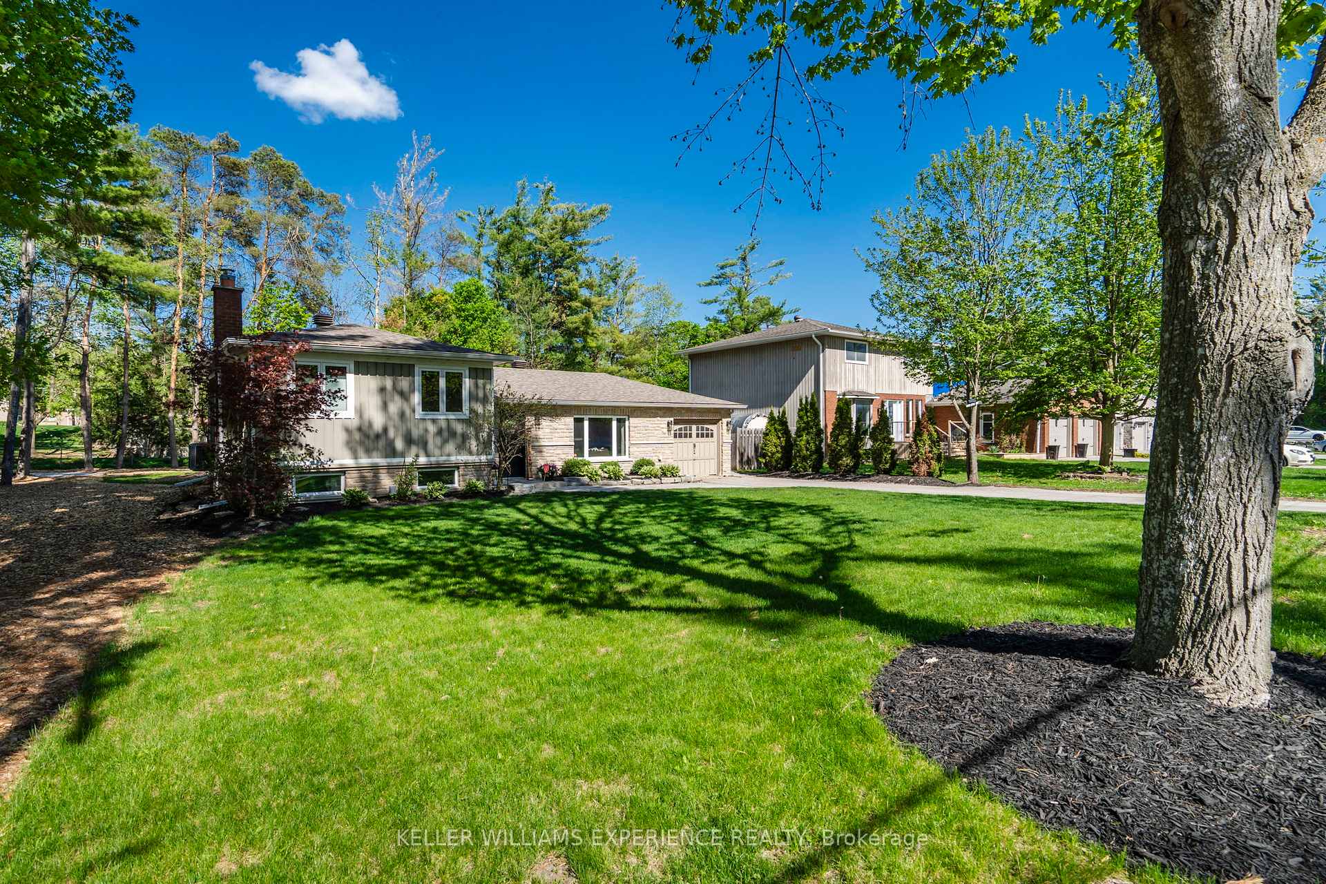 Photo 3 of 1185 St. Vincent Street, Springwater, Midhurst — HOMEH