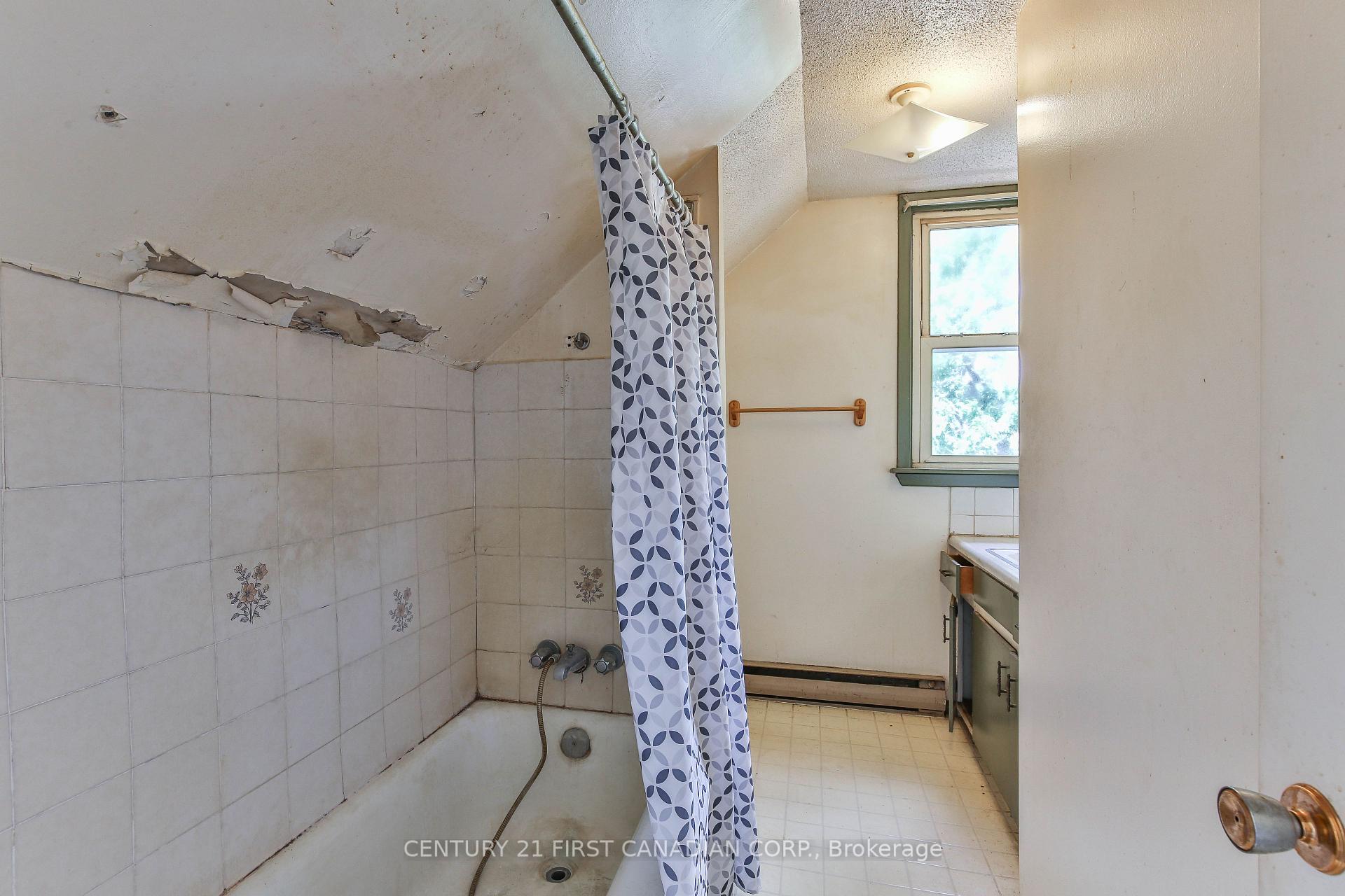 Photo 20 of 66 St Catharine Street, St. Thomas — HOMEH