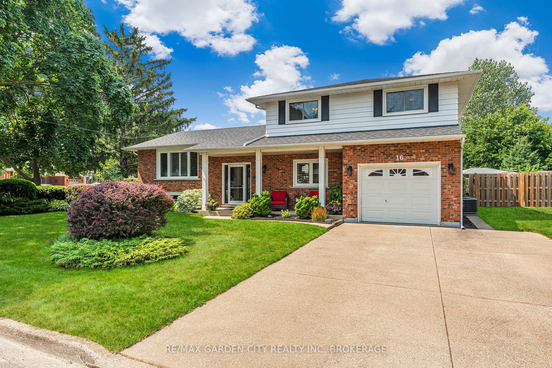 Photo 1 of 16 Meadowbrook Crescent, St. Catharines, Carlton/Bunting — HOMEH