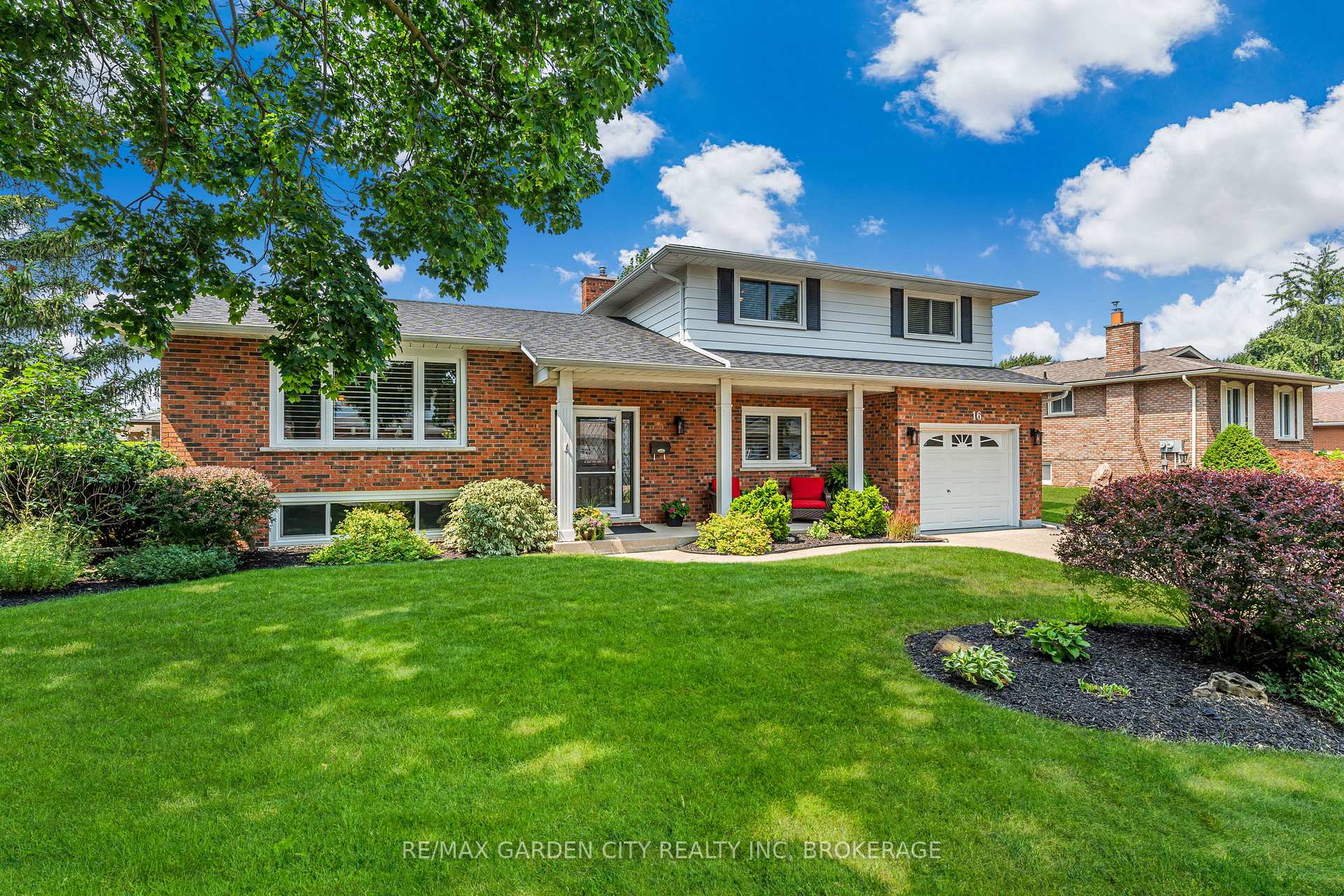 Photo 2 of 16 Meadowbrook Crescent, St. Catharines, Carlton/Bunting — HOMEH