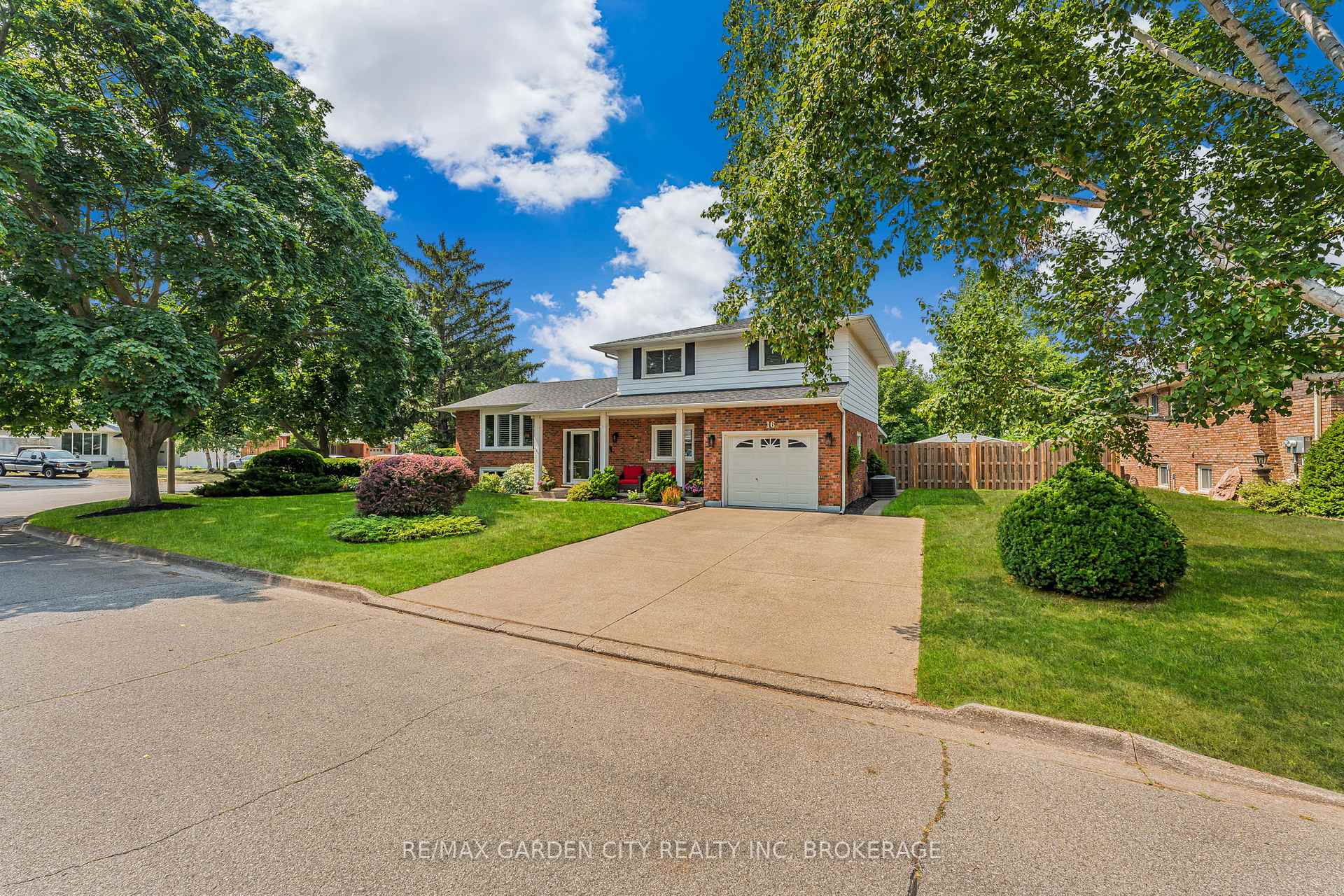 Photo 3 of 16 Meadowbrook Crescent, St. Catharines, Carlton/Bunting — HOMEH