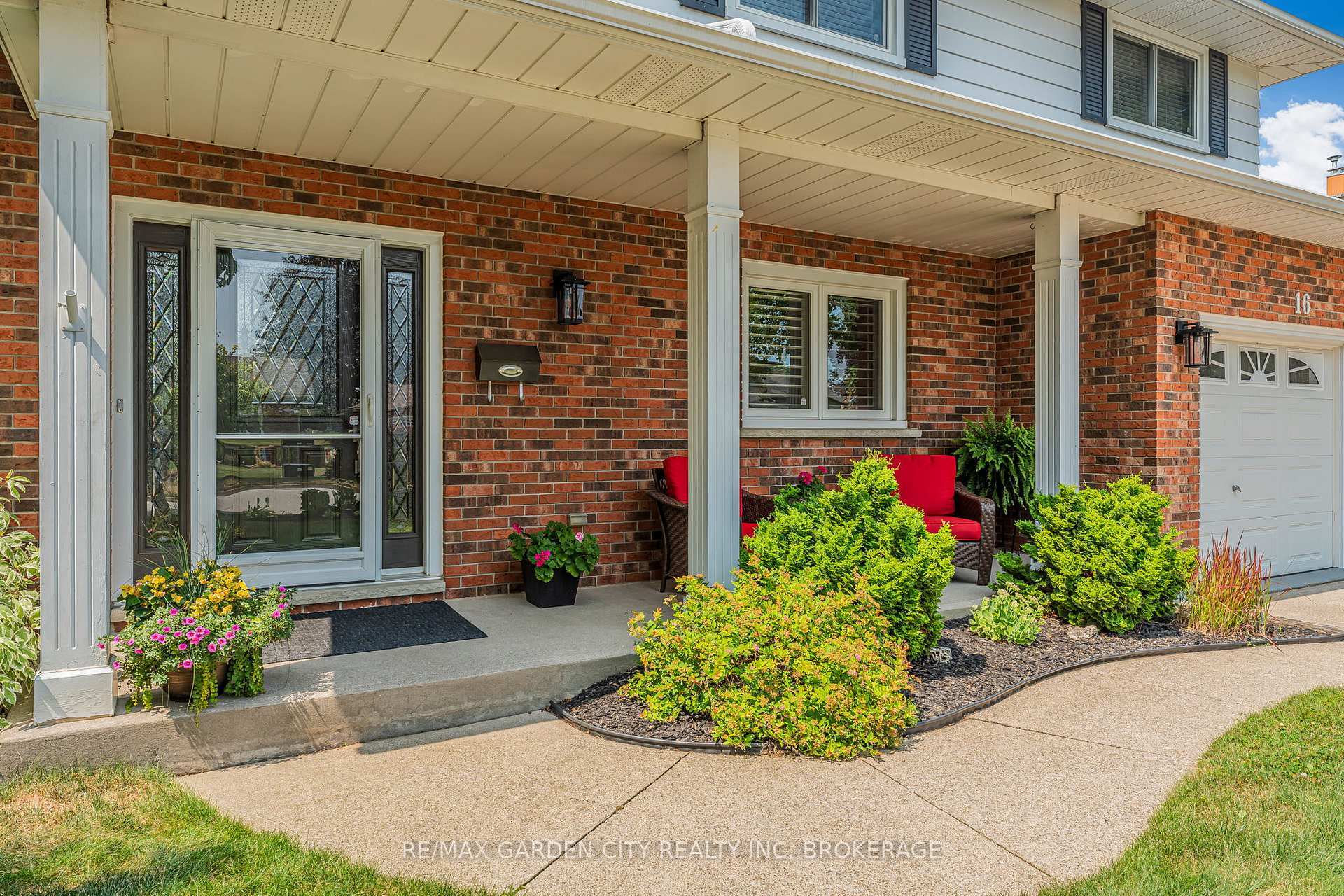 Photo 4 of 16 Meadowbrook Crescent, St. Catharines, Carlton/Bunting — HOMEH