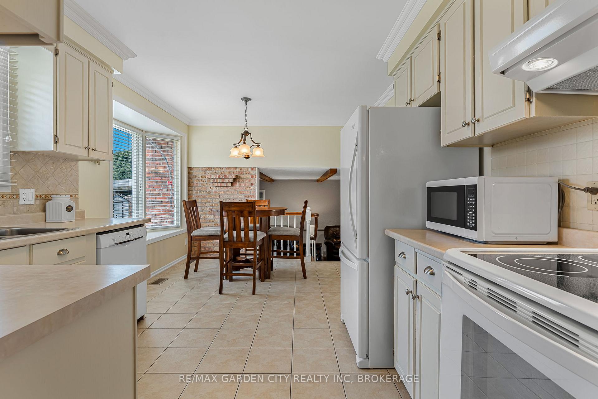 Photo 12 of 16 Meadowbrook Crescent, St. Catharines, Carlton/Bunting — HOMEH