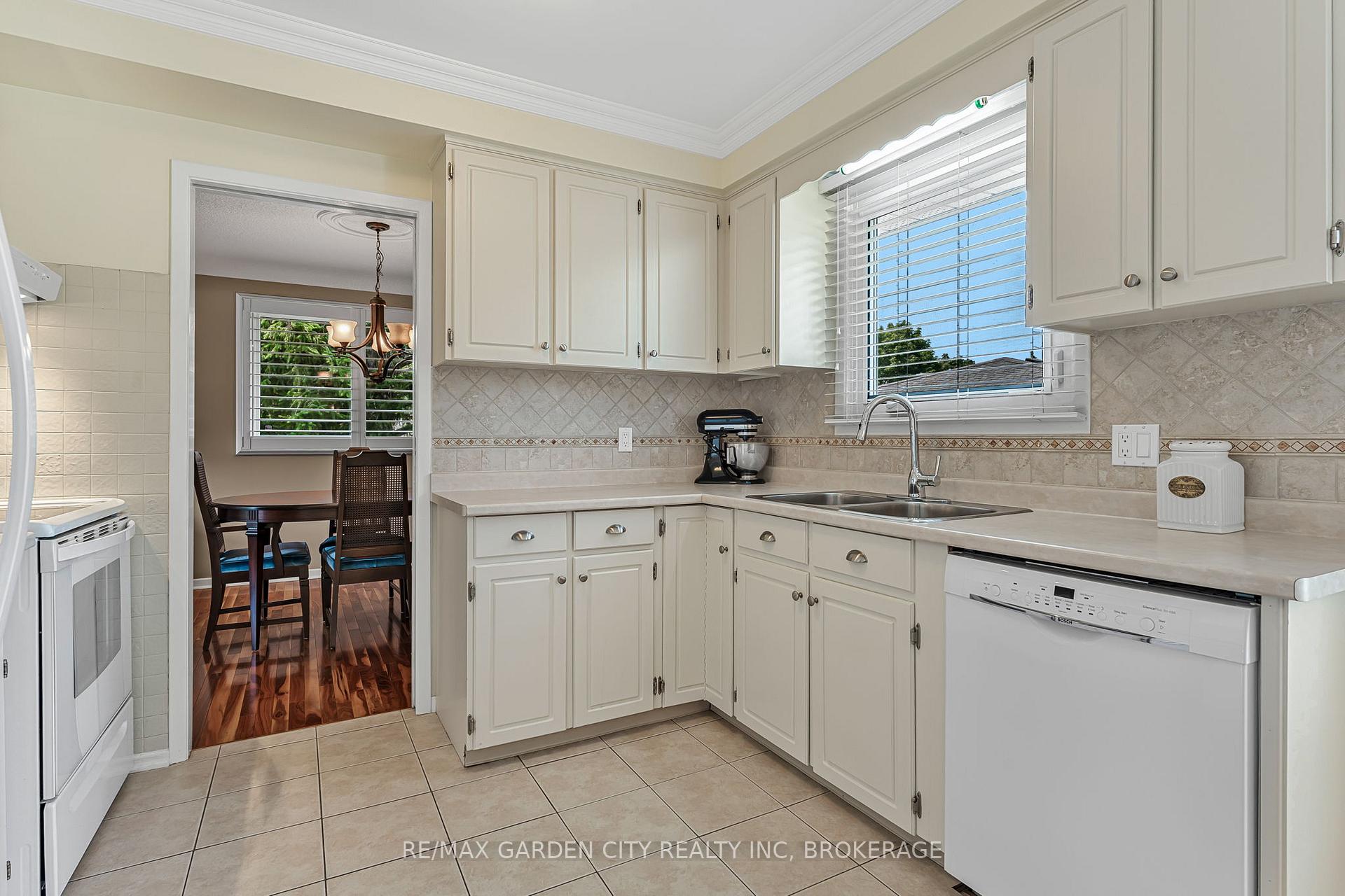 Photo 13 of 16 Meadowbrook Crescent, St. Catharines, Carlton/Bunting — HOMEH