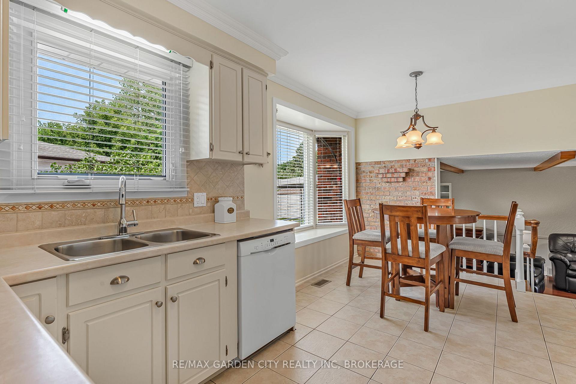 Photo 15 of 16 Meadowbrook Crescent, St. Catharines, Carlton/Bunting — HOMEH