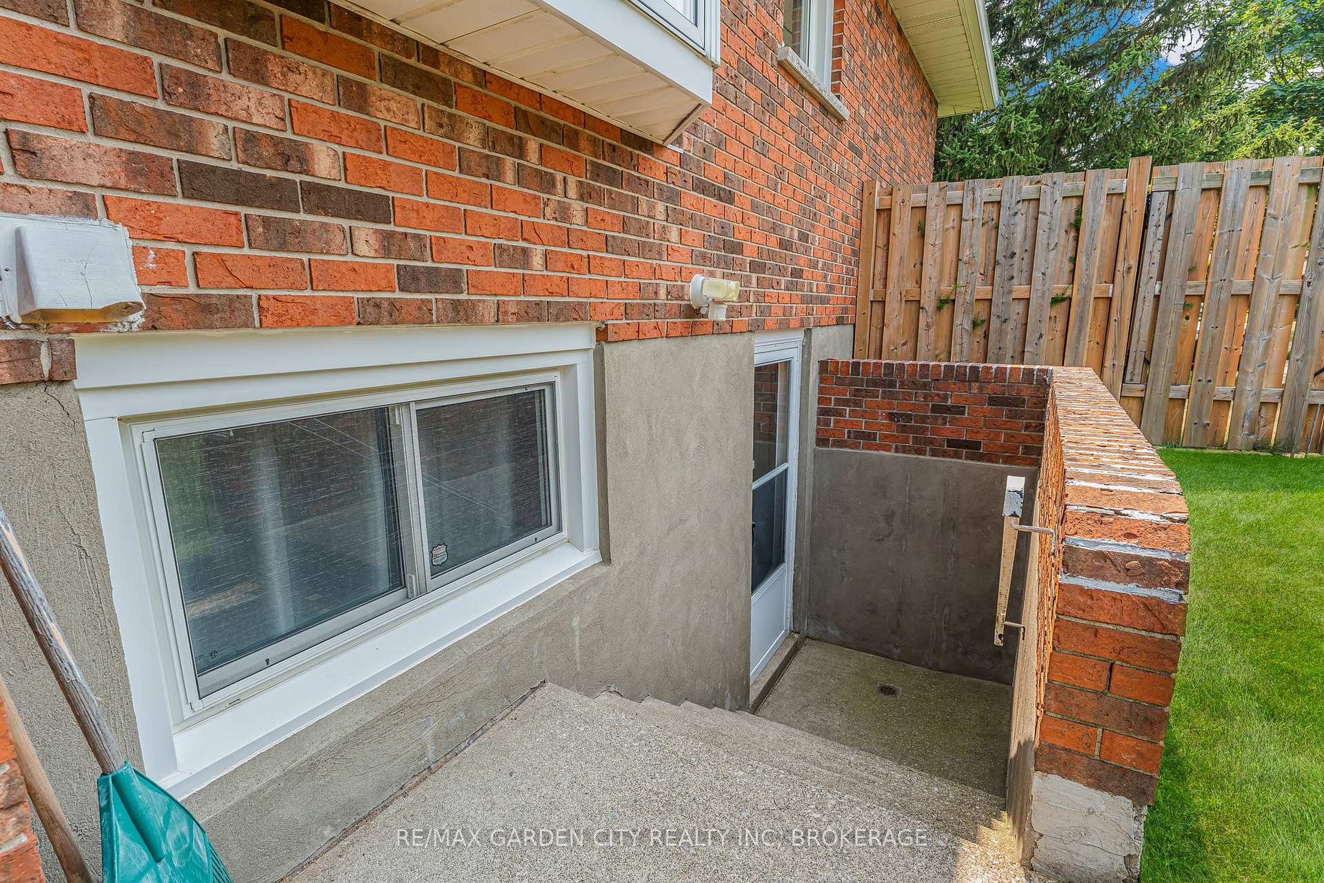 Photo 42 of 16 Meadowbrook Crescent, St. Catharines, Carlton/Bunting — HOMEH