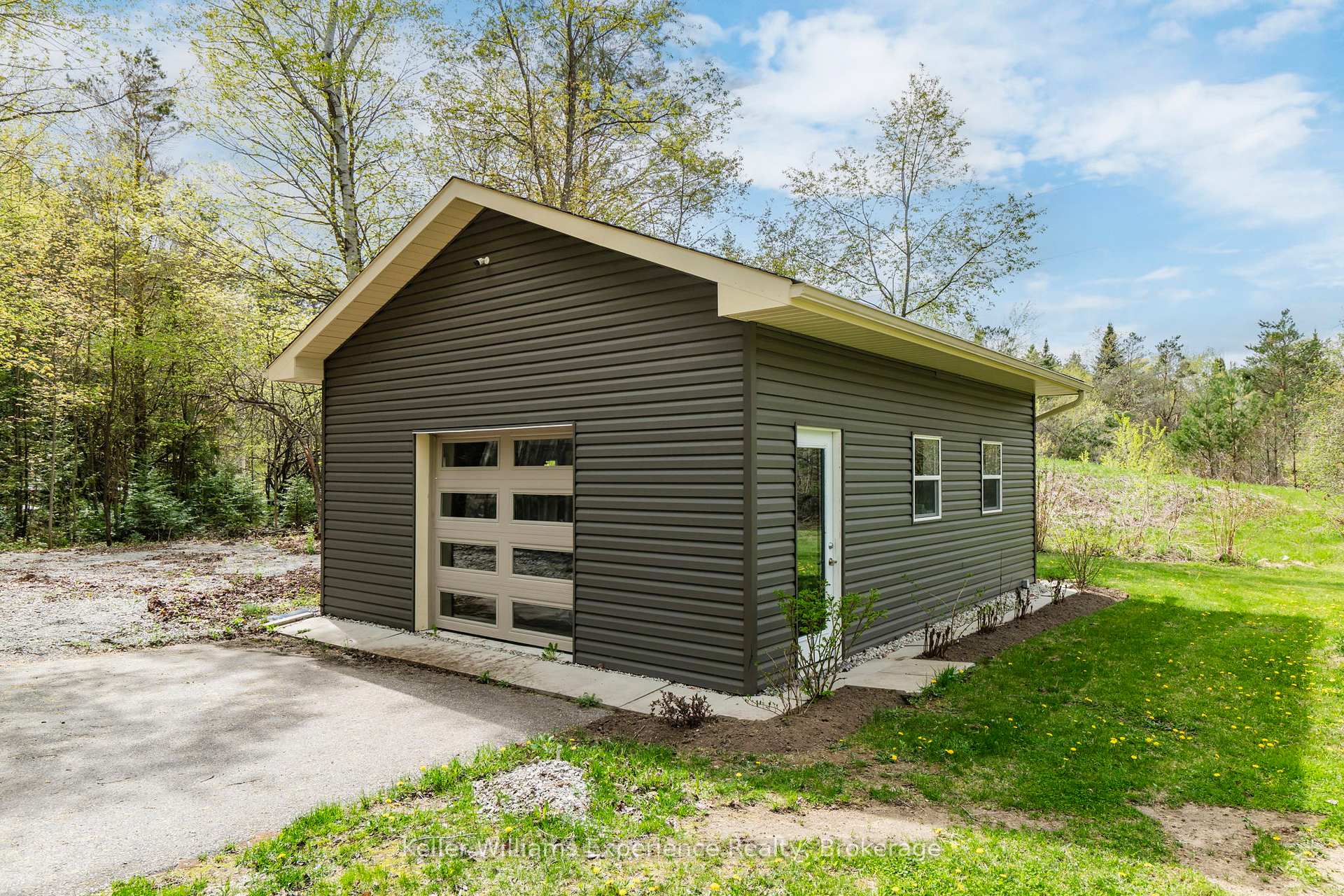 Photo 38 of 1051 Old Second Road N, Springwater, Rural Springwater — HOMEH