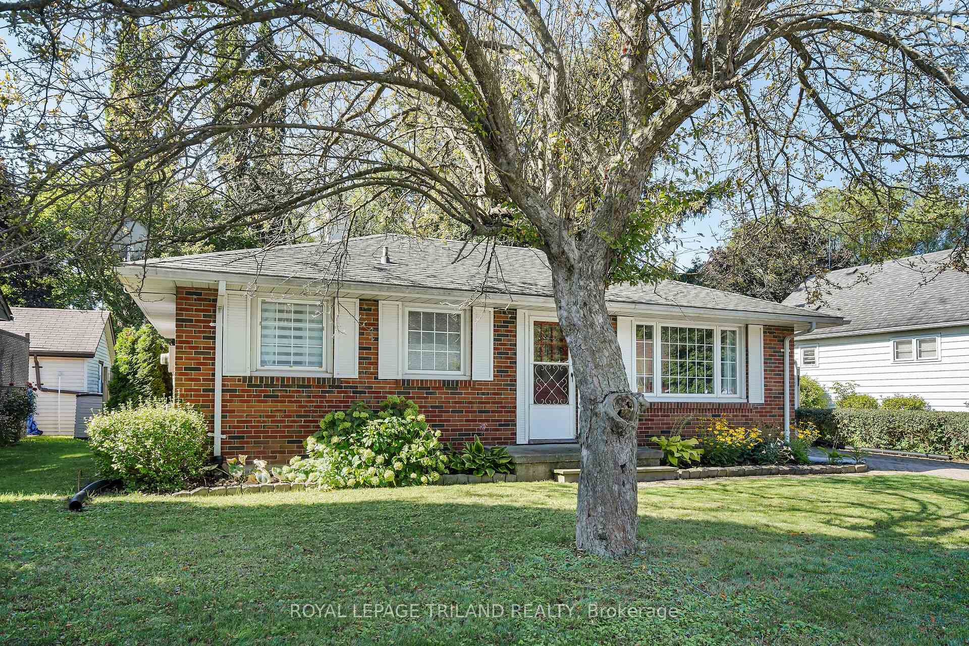 Photo 4 of 61 Churchill Crescent, St. Thomas — HOMEH