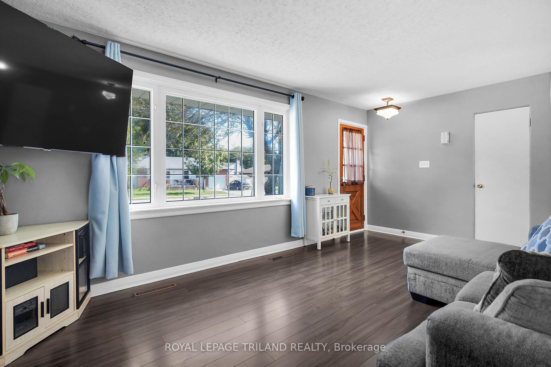 Photo 10 of 61 Churchill Crescent, St. Thomas — HOMEH