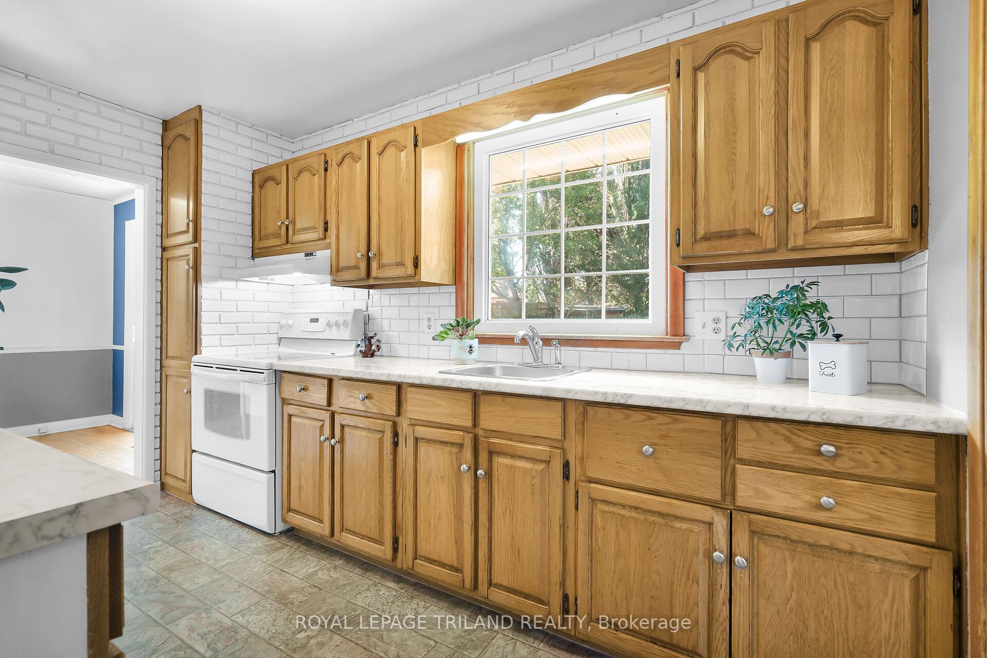 Photo 15 of 61 Churchill Crescent, St. Thomas — HOMEH