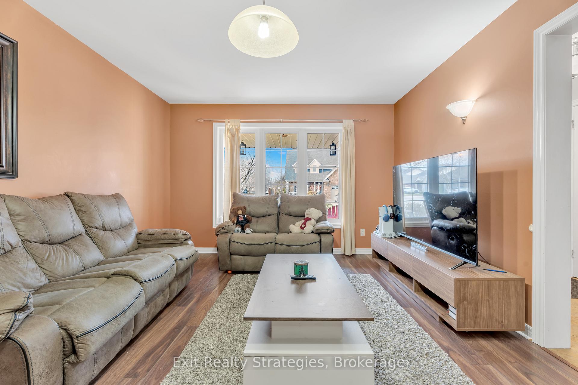 Photo 6 of 18 Briarwood Drive, St. Catharines, Rykert/Vansickle — HOMEH