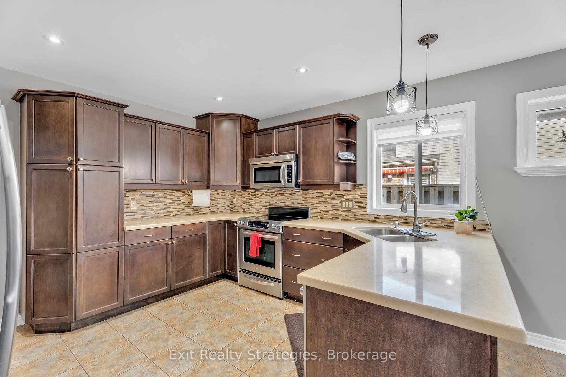Photo 12 of 18 Briarwood Drive, St. Catharines, Rykert/Vansickle — HOMEH