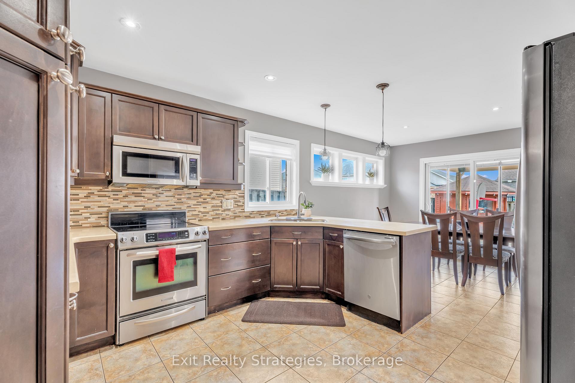 Photo 13 of 18 Briarwood Drive, St. Catharines, Rykert/Vansickle — HOMEH