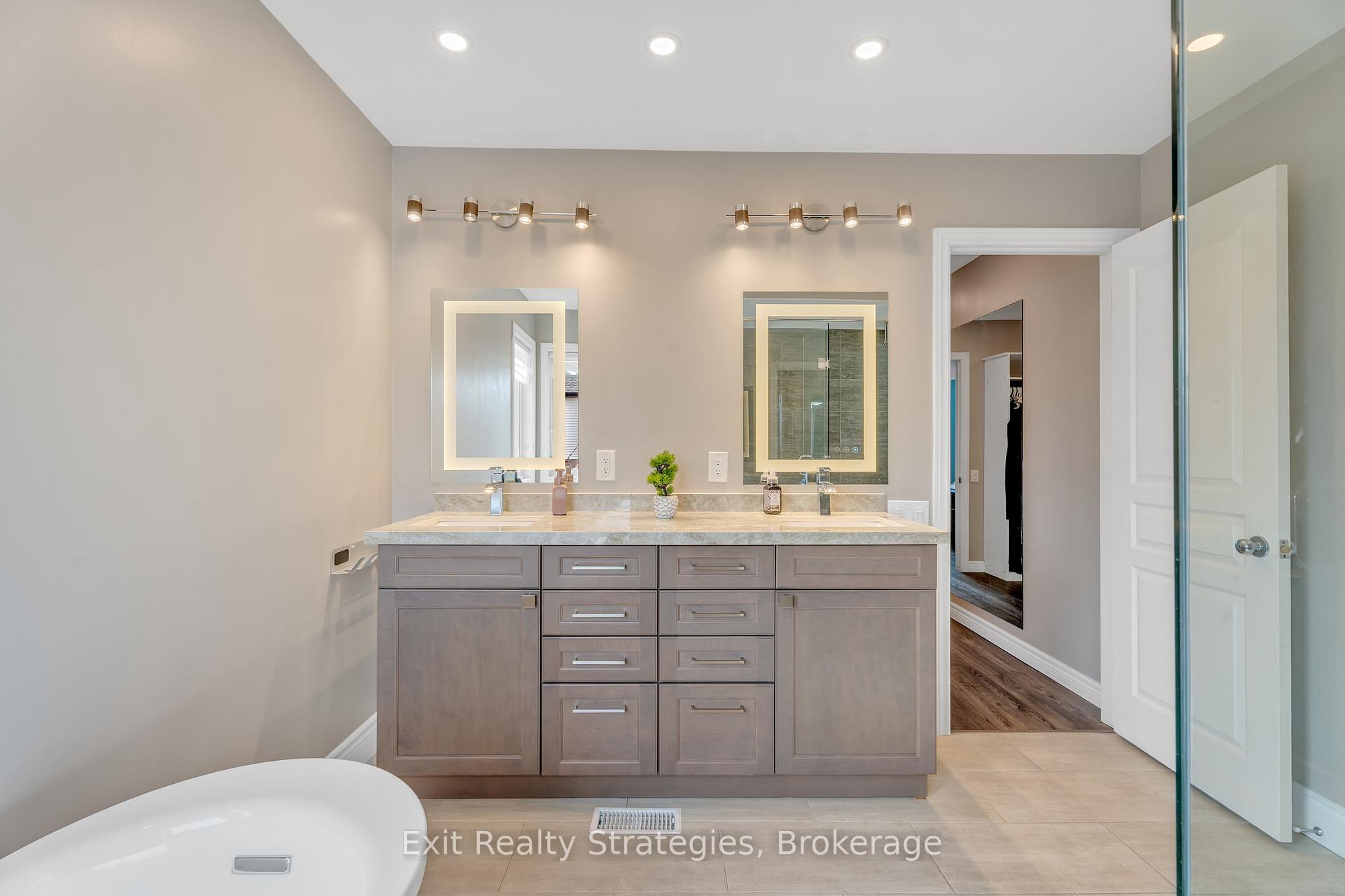 Photo 26 of 18 Briarwood Drive, St. Catharines, Rykert/Vansickle — HOMEH