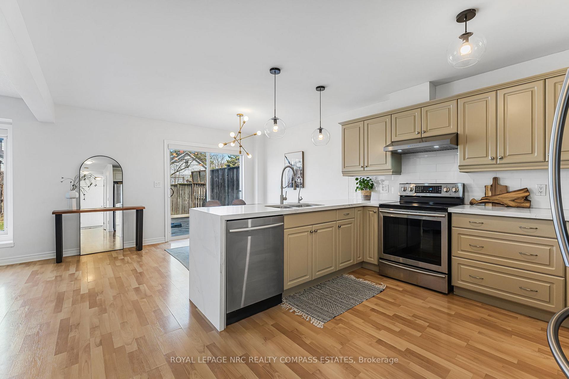 Photo 8 of Unit 4, 41 Broadway Avenue, St. Catharines, Port Weller — HOMEH