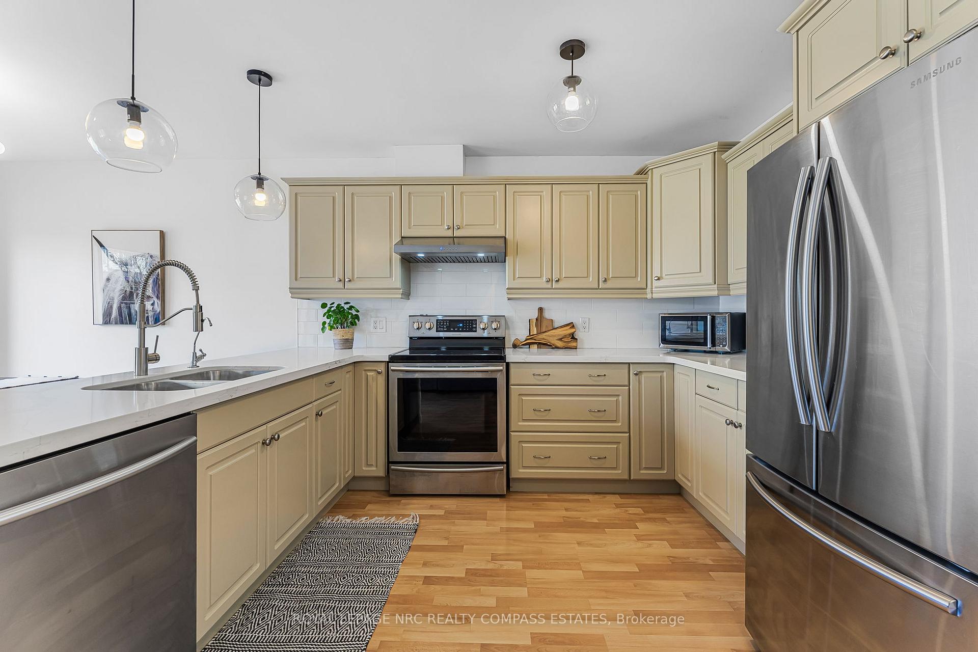 Photo 9 of Unit 4, 41 Broadway Avenue, St. Catharines, Port Weller — HOMEH