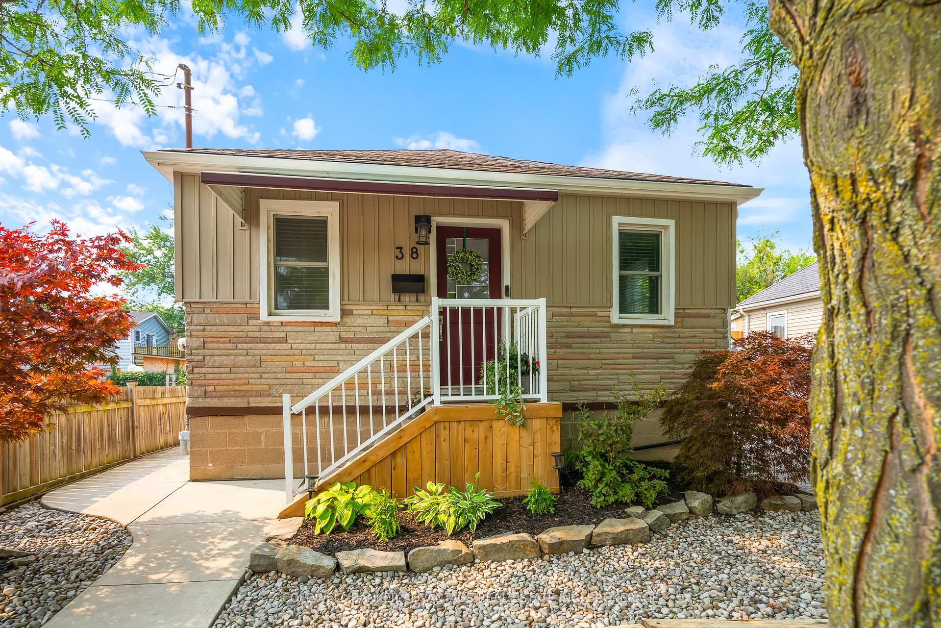 Photo 3 of 38 Hamilton Street, St. Catharines, Western Hill — HOMEH