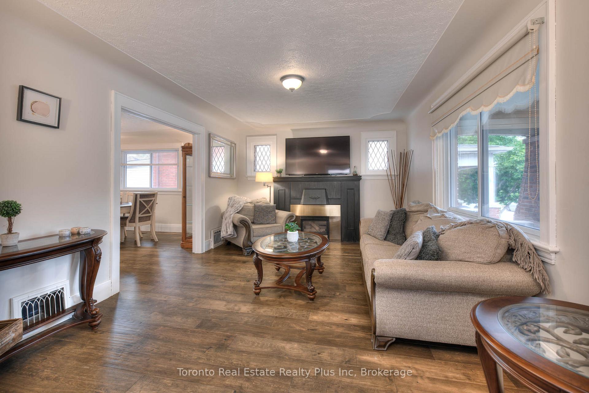 Photo 11 of 30 Scott Street, St. Thomas — HOMEH