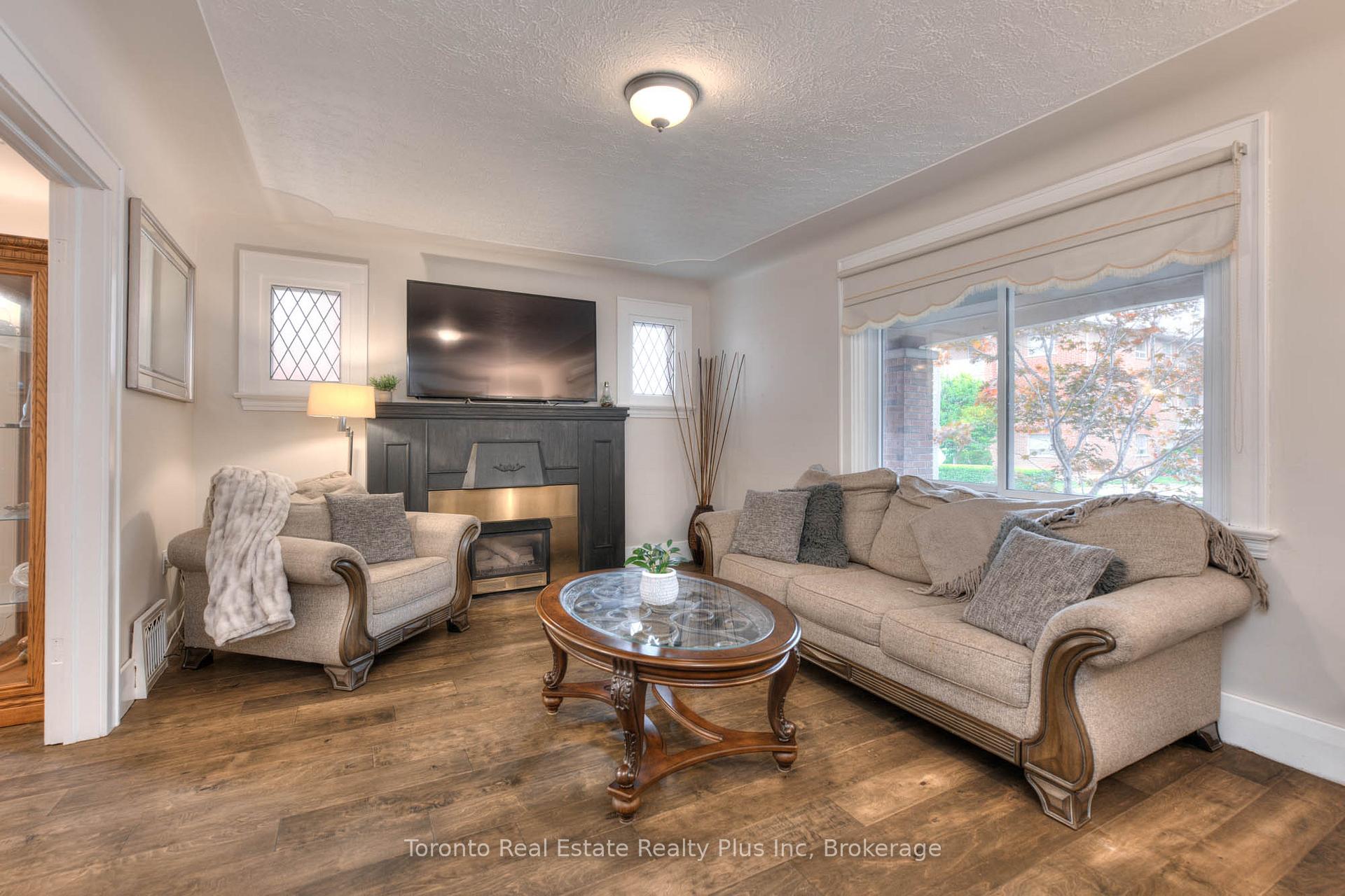 Photo 13 of 30 Scott Street, St. Thomas — HOMEH