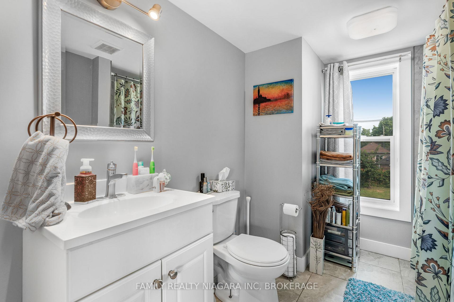 Photo 9 of 45 Almond Street, St. Catharines, Secord Woods — HOMEH