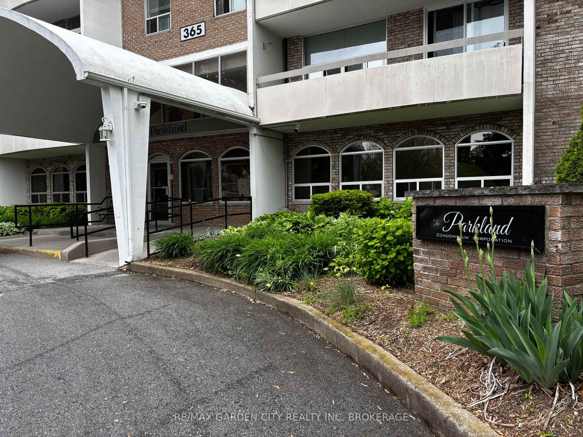 Photo 2 of Unit 405, 365 Geneva Street, St. Catharines, Fairview — HOMEH
