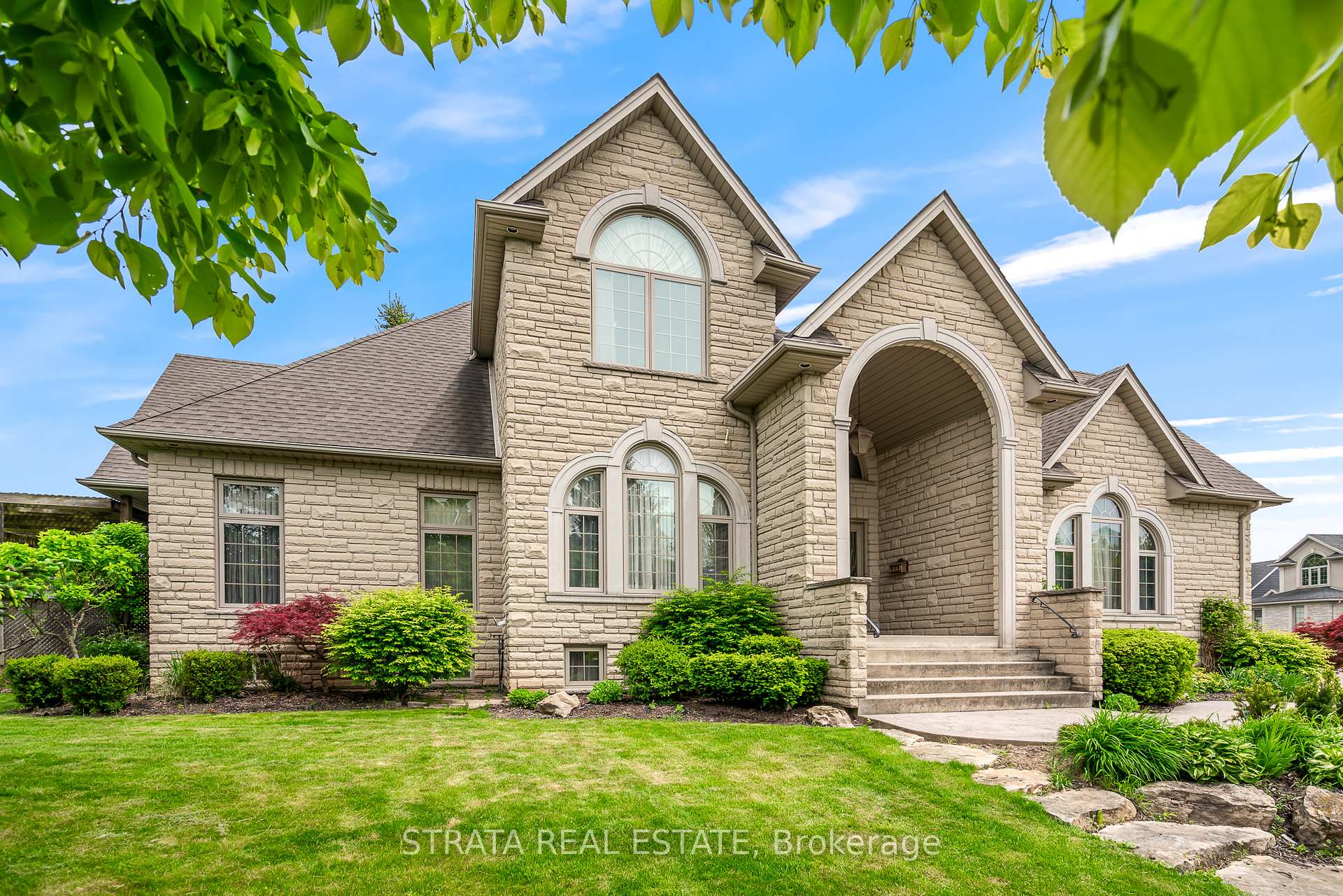 Photo 3 of 51 Breckenridge Boulevard, St. Catharines, Grapeview — HOMEH
