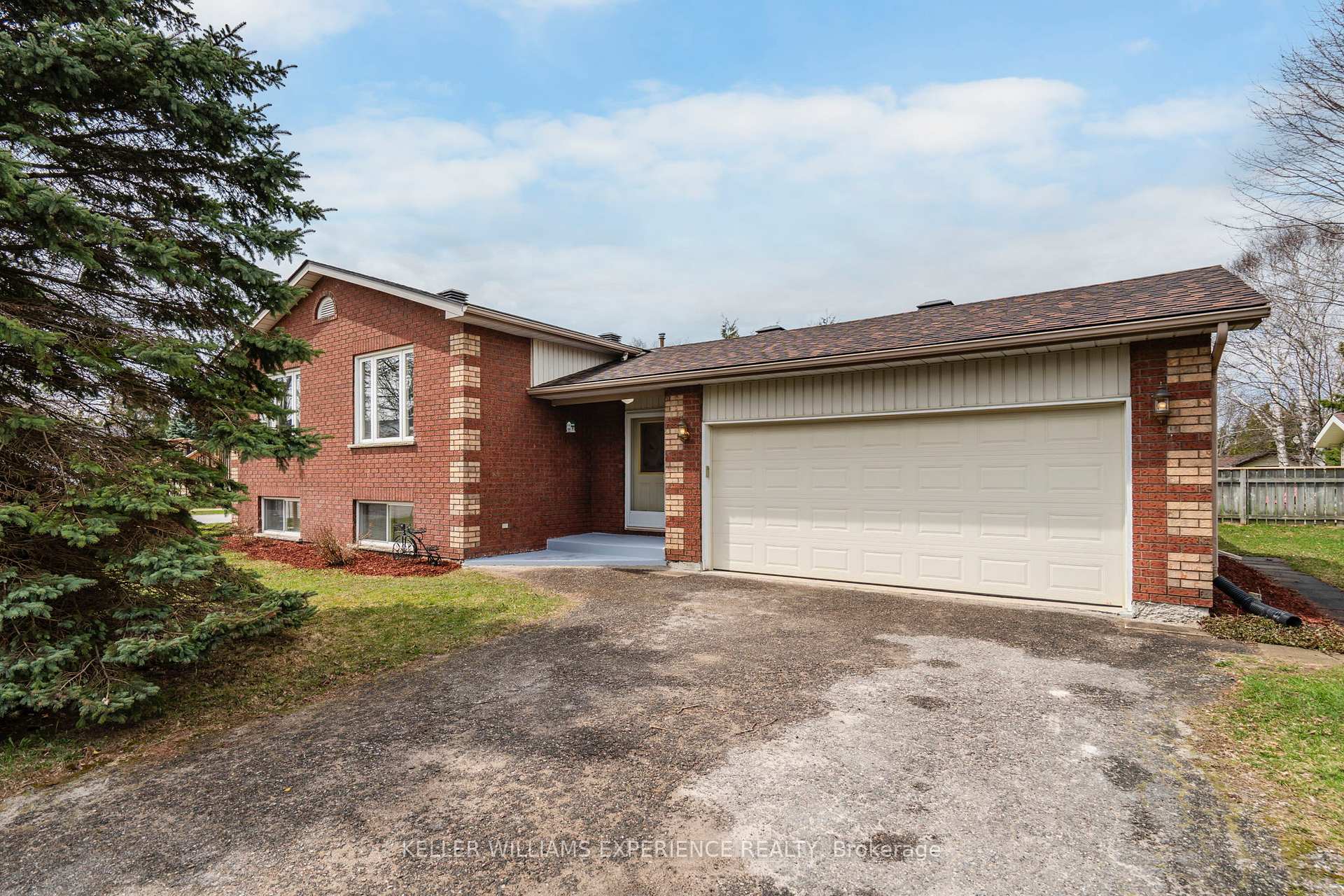 Photo 1 of 14 Glenview Avenue, Springwater, Elmvale — HOMEH