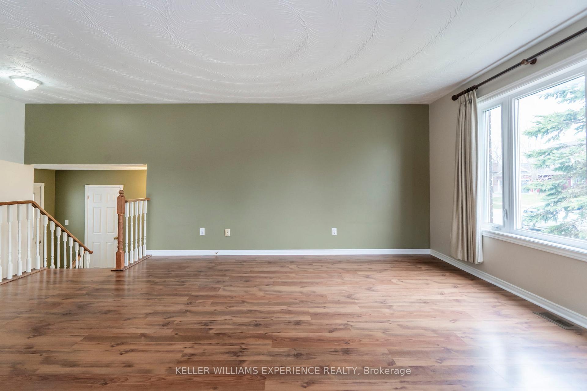 Photo 12 of 14 Glenview Avenue, Springwater, Elmvale — HOMEH