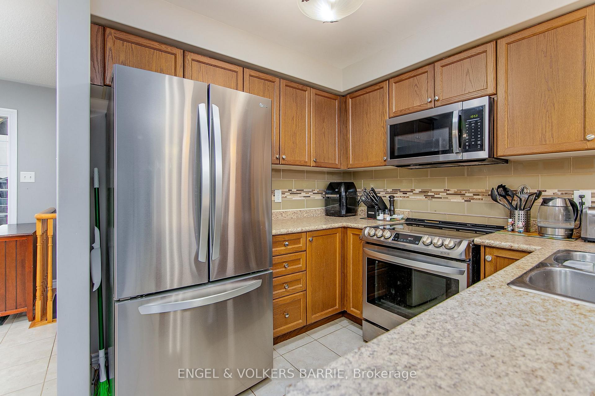 Photo 9 of 6 Whitfield Crescent, Springwater, Elmvale — HOMEH