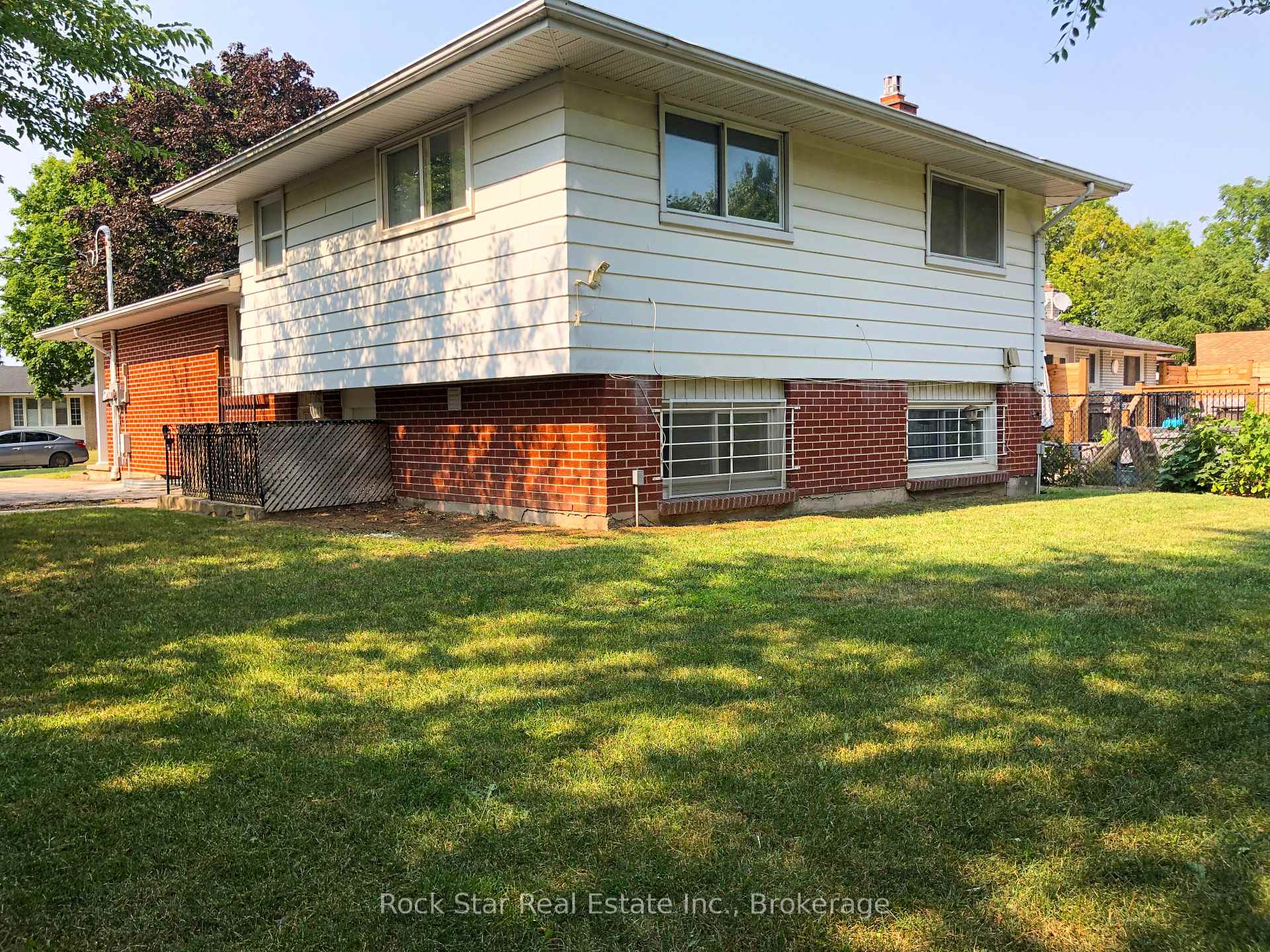 Photo 25 of 36 Highcourt Crescent, St. Catharines, Vine/Linwell — HOMEH