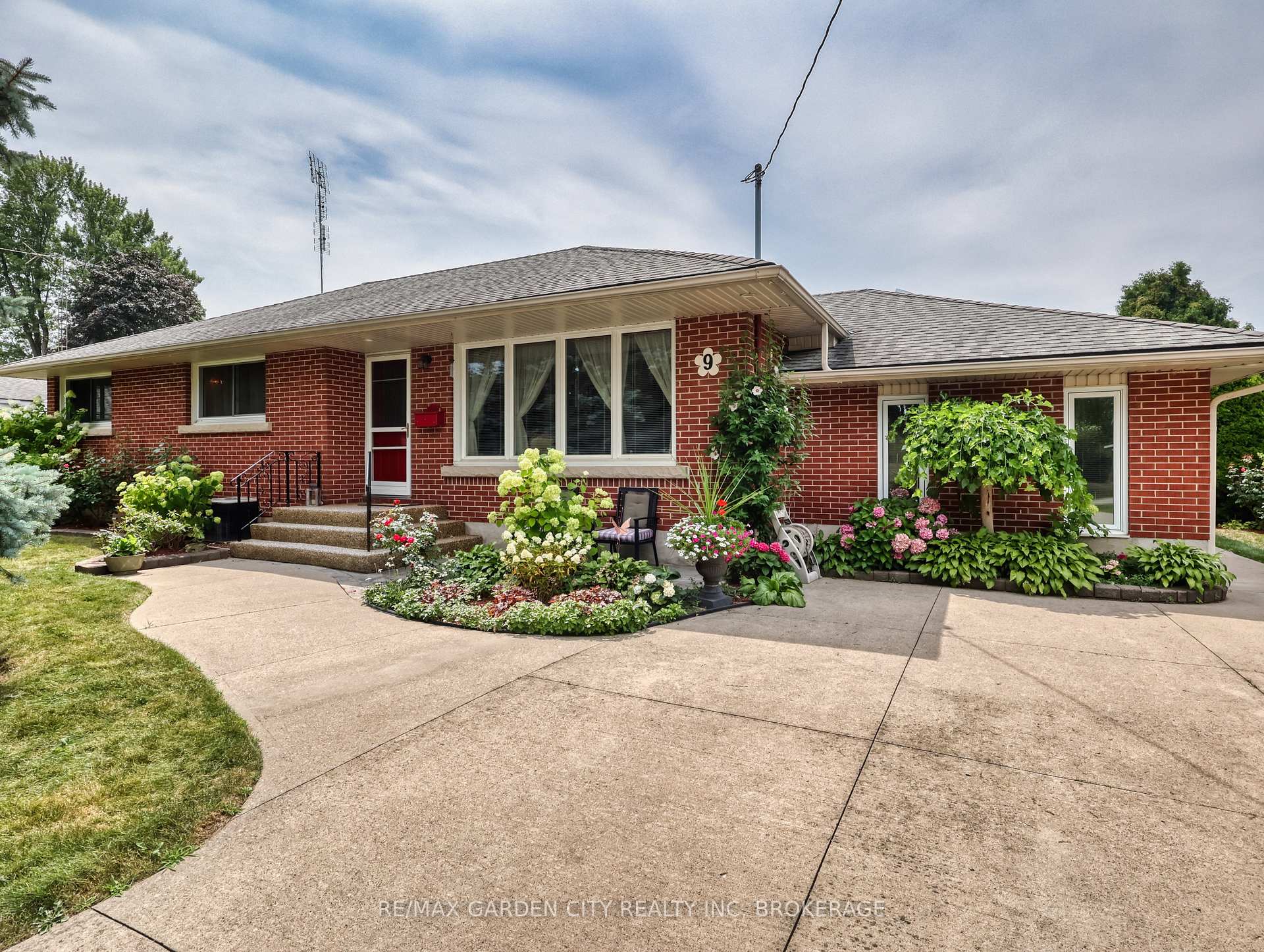 Photo 1 of 9 Champa Drive, St. Catharines, Vine/Linwell — HOMEH