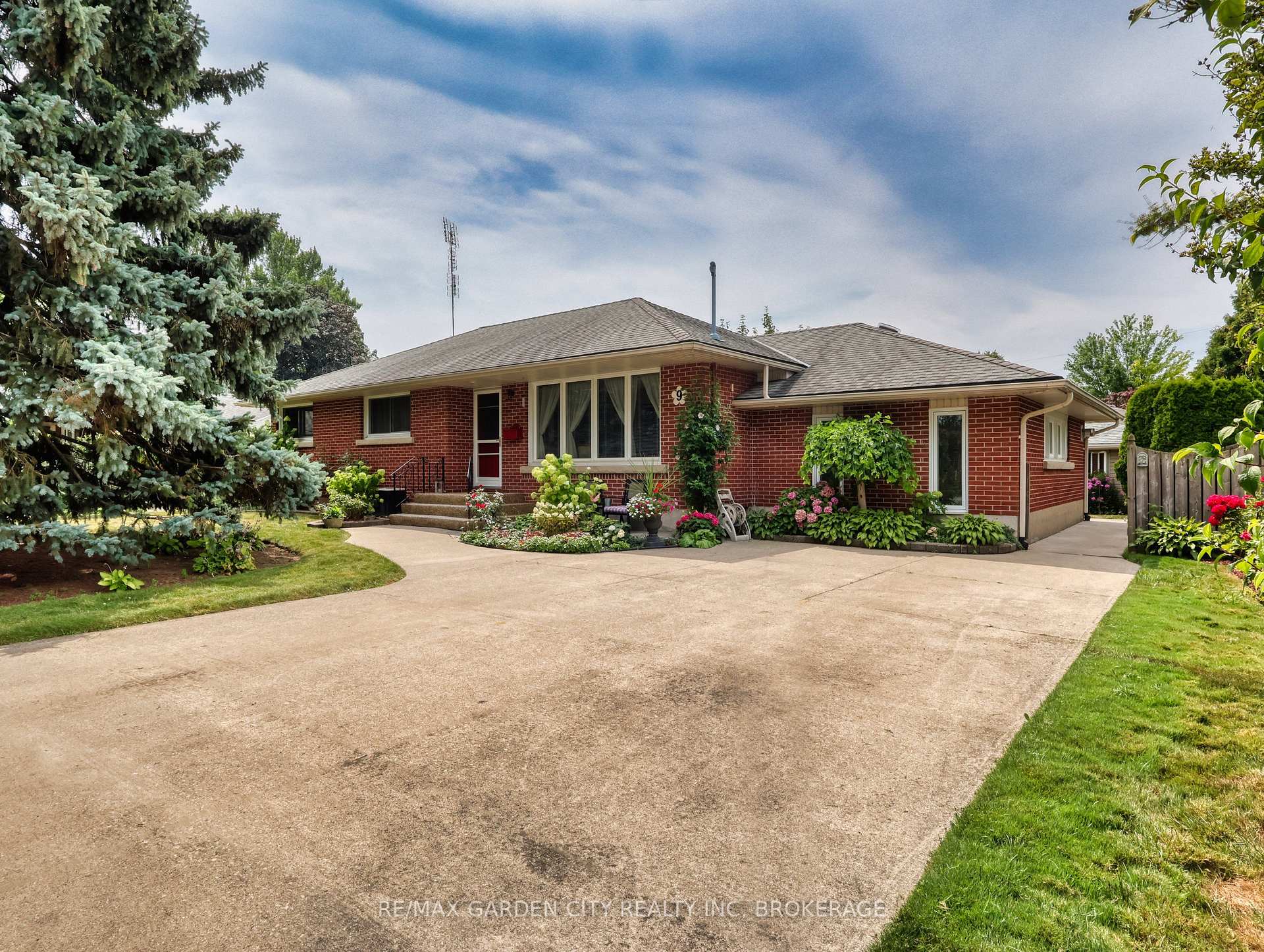 Photo 2 of 9 Champa Drive, St. Catharines, Vine/Linwell — HOMEH