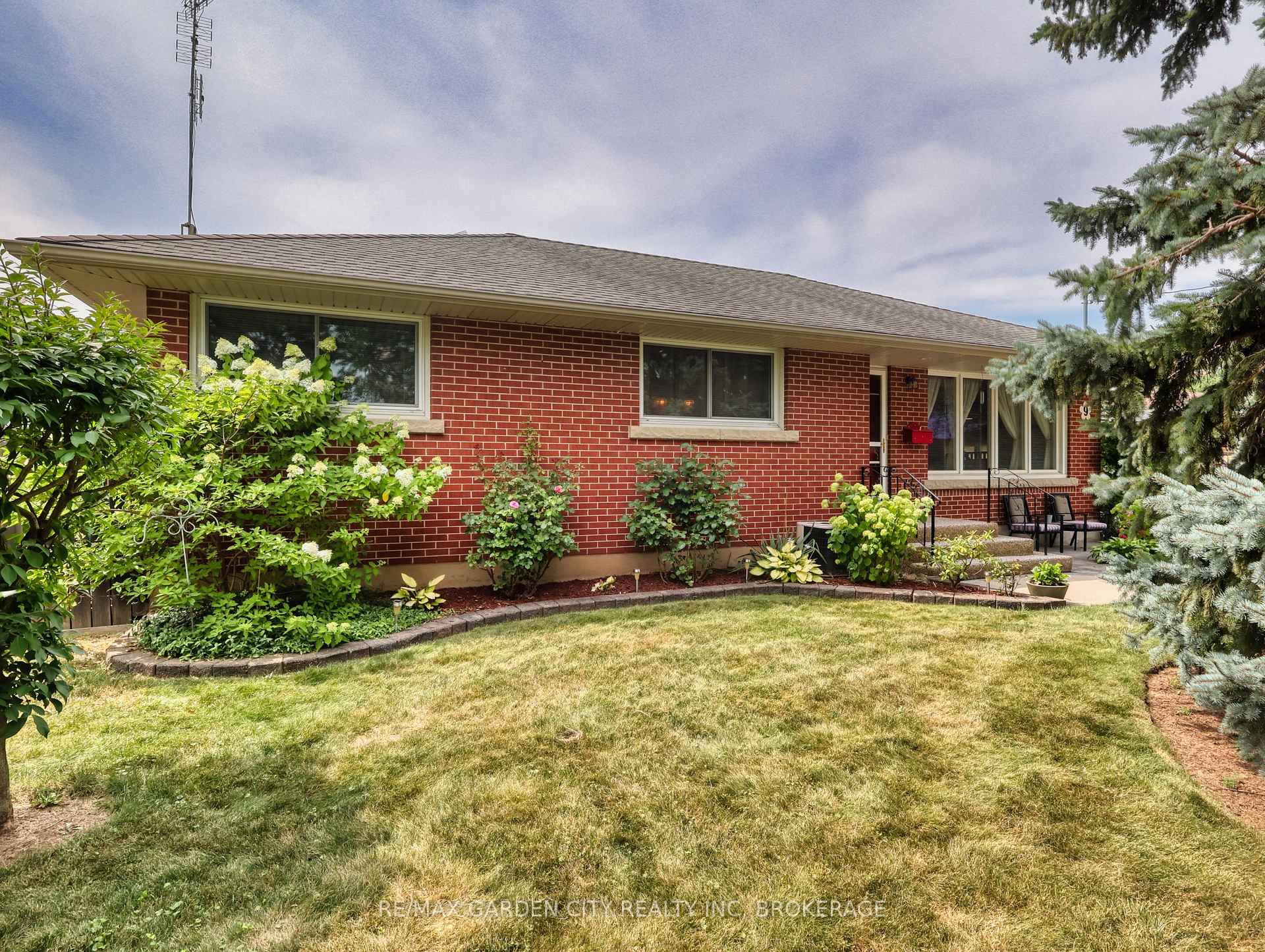 Photo 3 of 9 Champa Drive, St. Catharines, Vine/Linwell — HOMEH