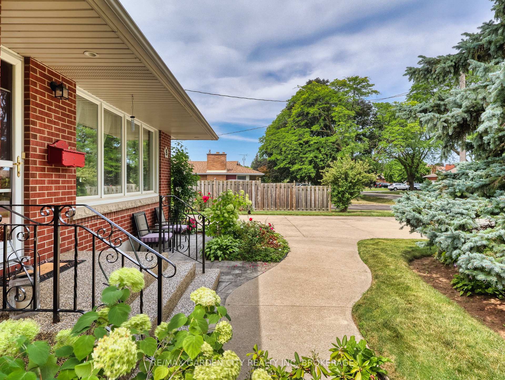 Photo 4 of 9 Champa Drive, St. Catharines, Vine/Linwell — HOMEH