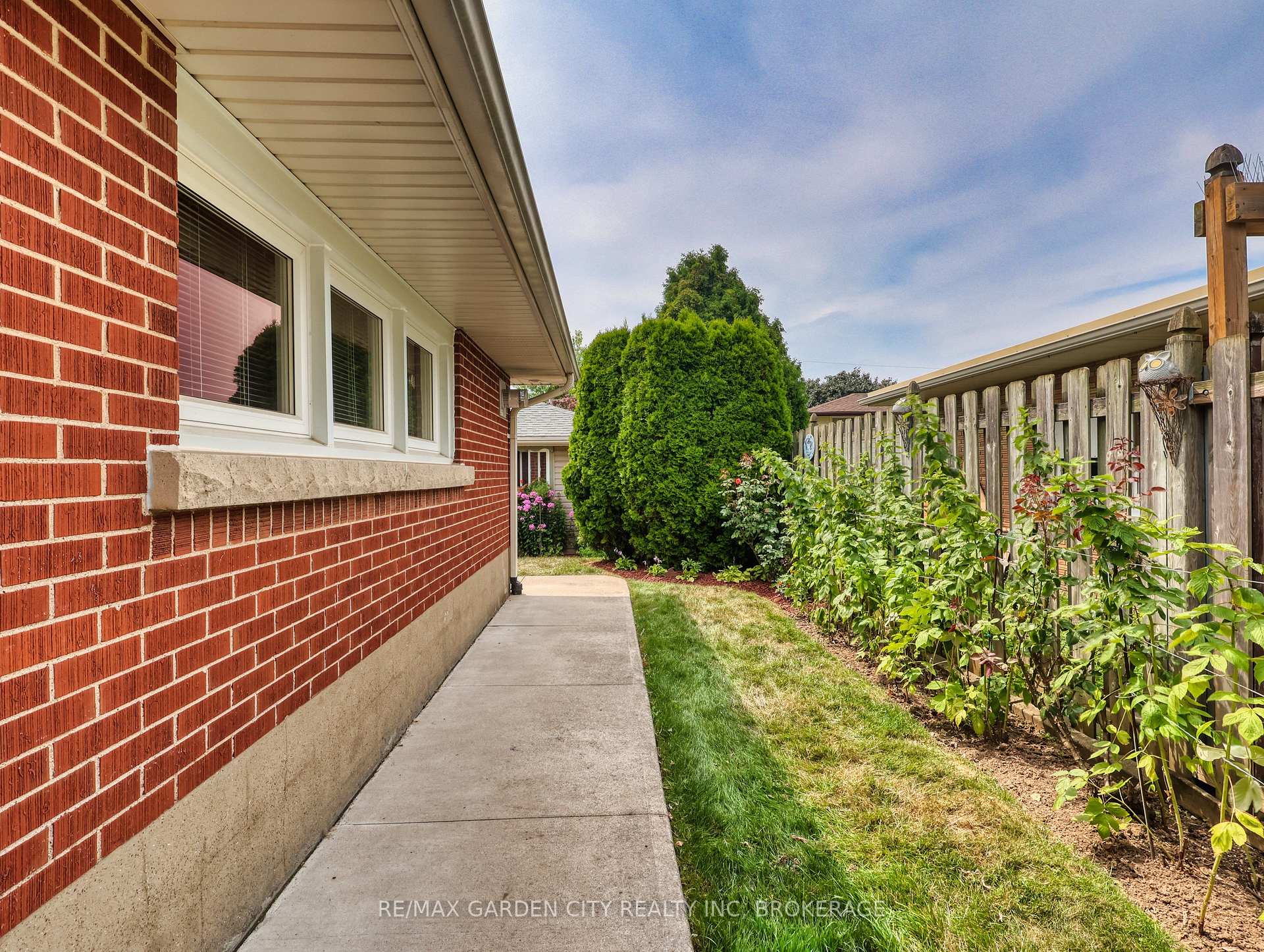 Photo 5 of 9 Champa Drive, St. Catharines, Vine/Linwell — HOMEH