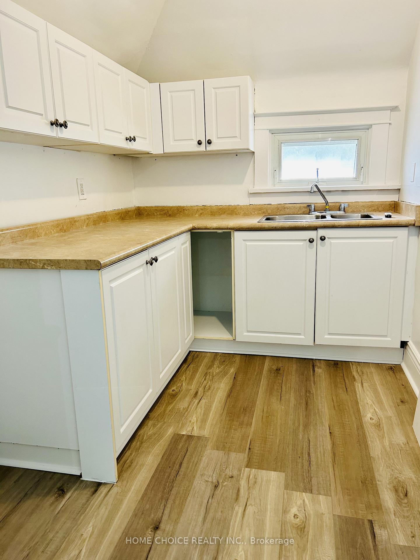 Photo 3 of Unit 2, 82 Maple Street, St. Catharines, Downtown — HOMEH