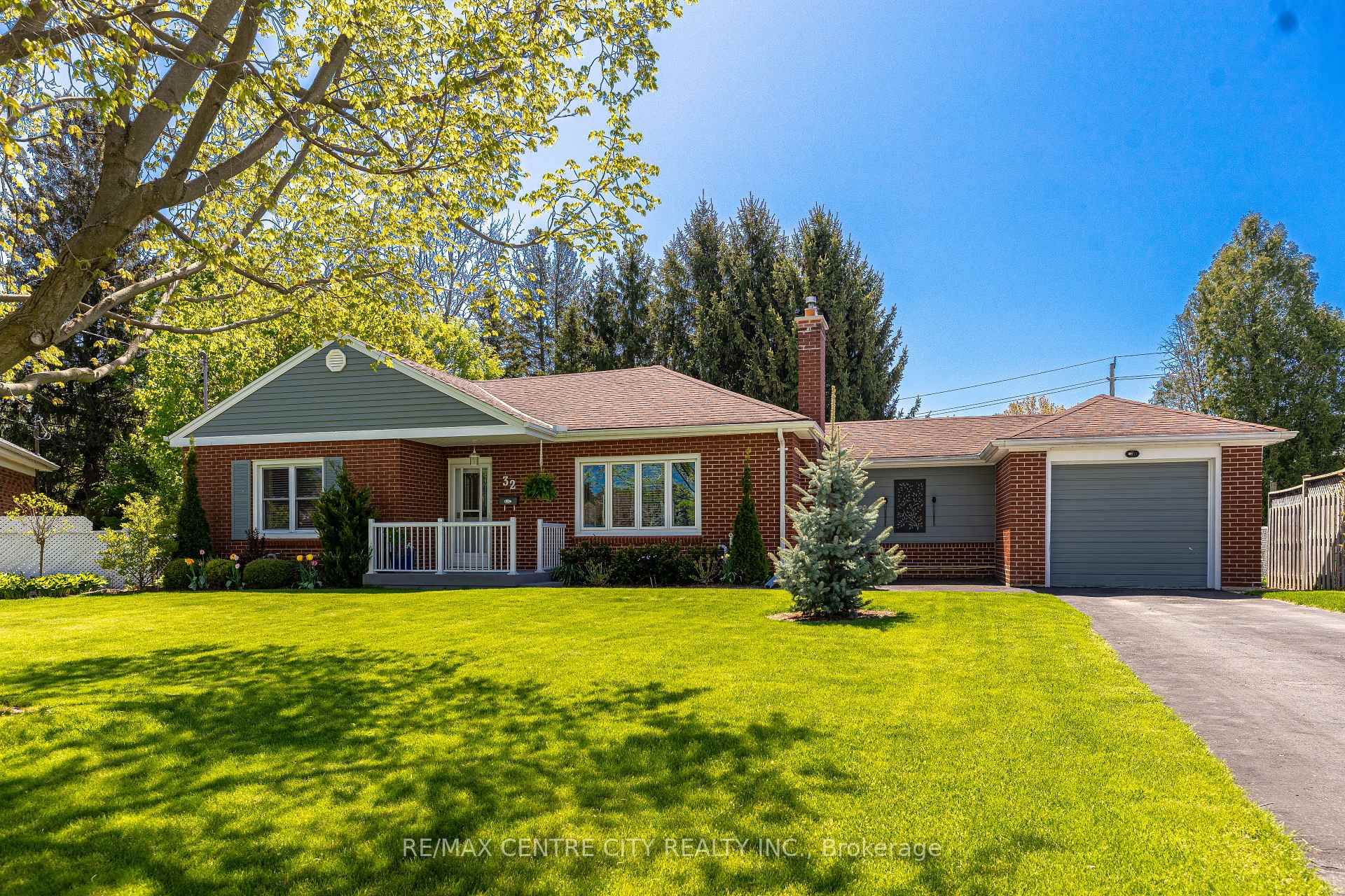 Photo 2 of 32 Dieppe Drive, St. Thomas — HOMEH
