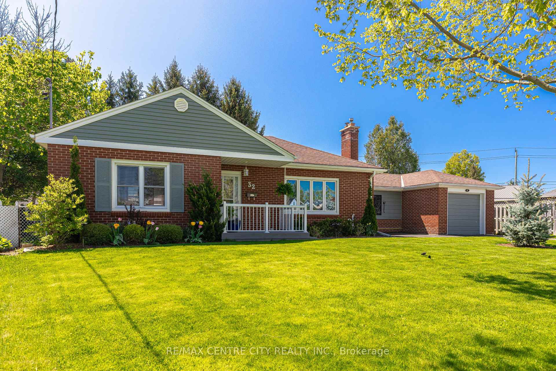 Photo 3 of 32 Dieppe Drive, St. Thomas — HOMEH