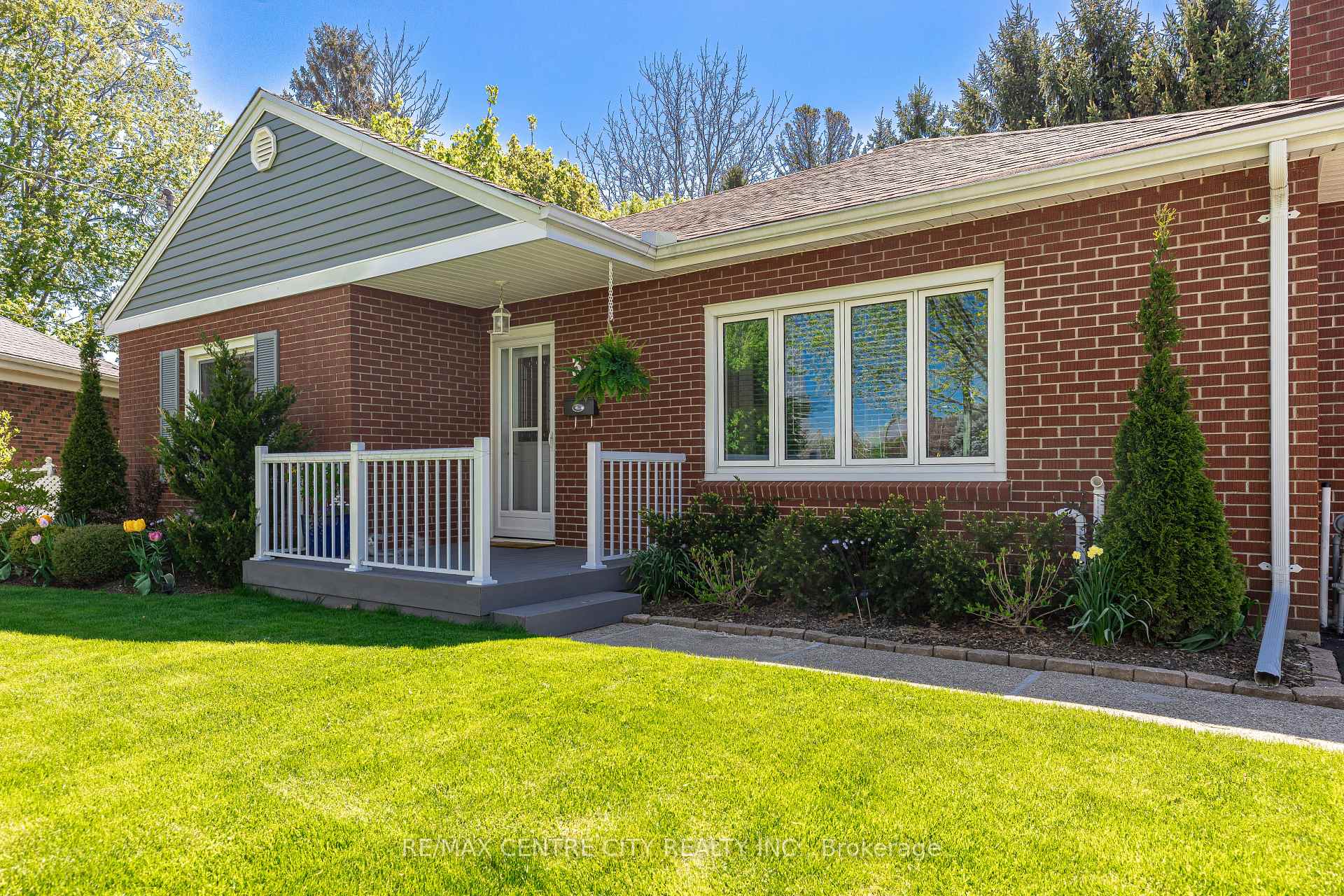 Photo 4 of 32 Dieppe Drive, St. Thomas — HOMEH