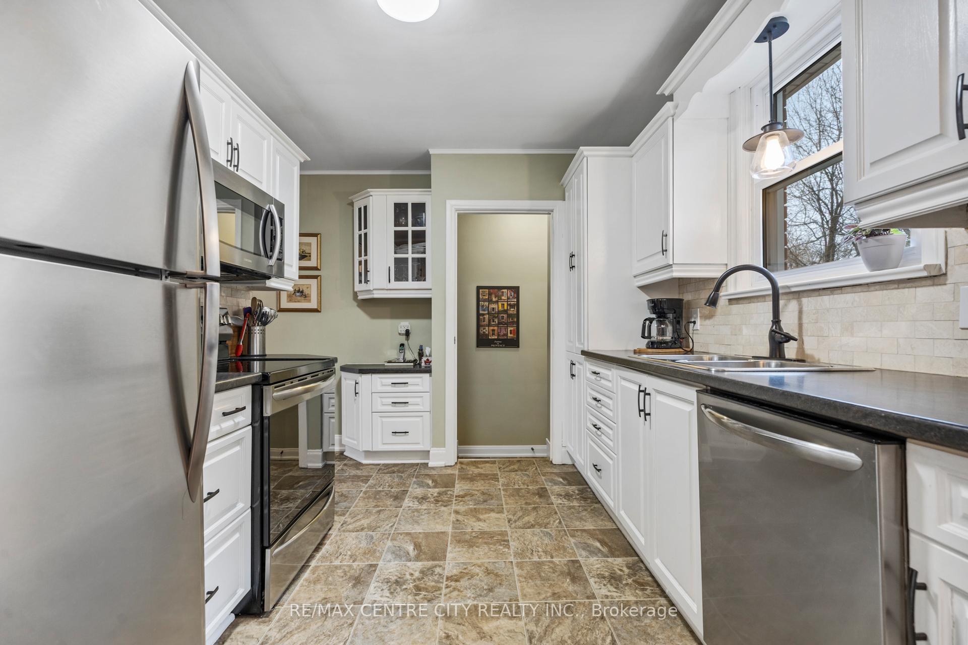 Photo 10 of 32 Dieppe Drive, St. Thomas — HOMEH