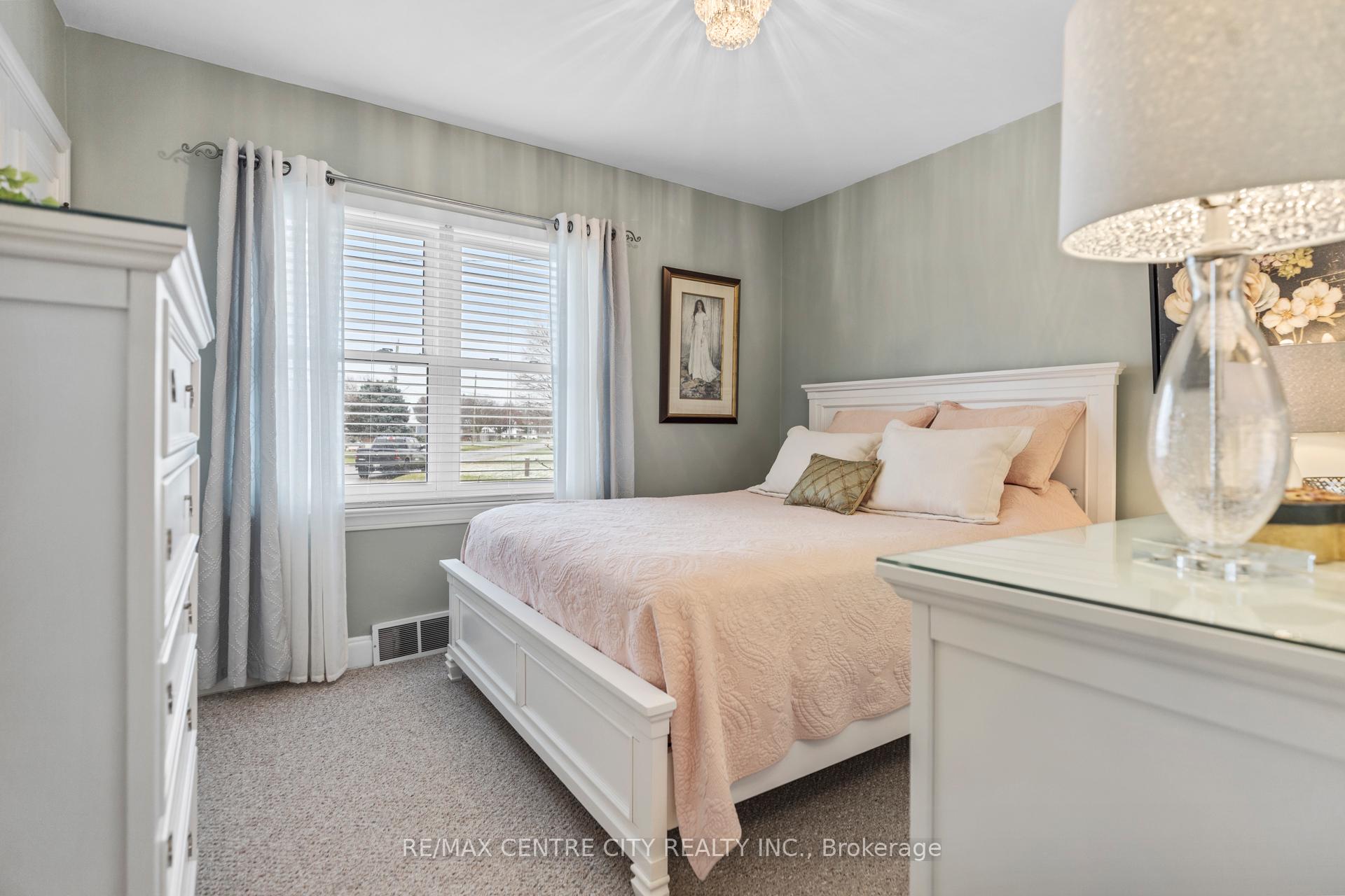 Photo 13 of 32 Dieppe Drive, St. Thomas — HOMEH