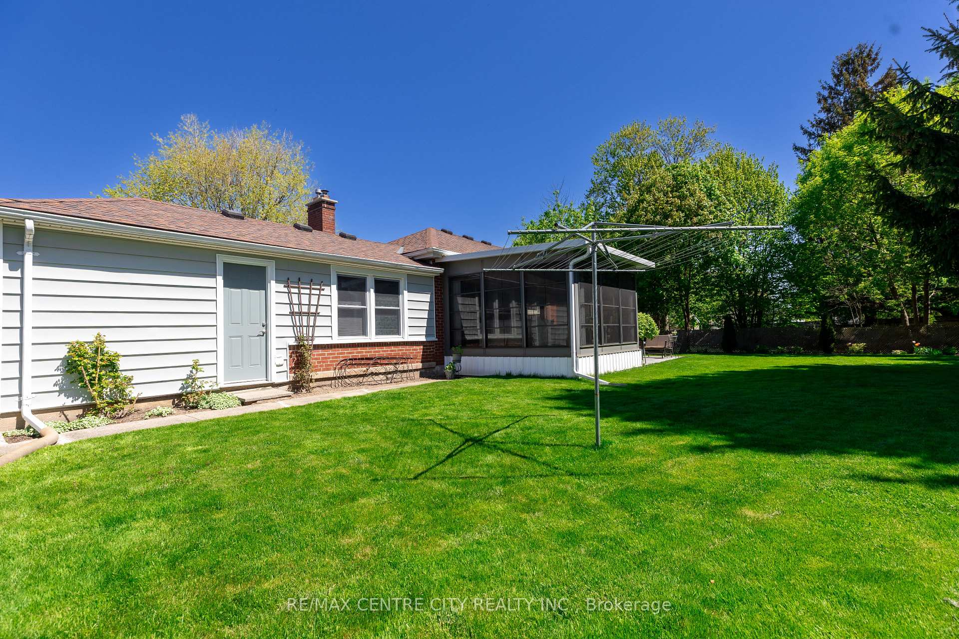 Photo 26 of 32 Dieppe Drive, St. Thomas — HOMEH