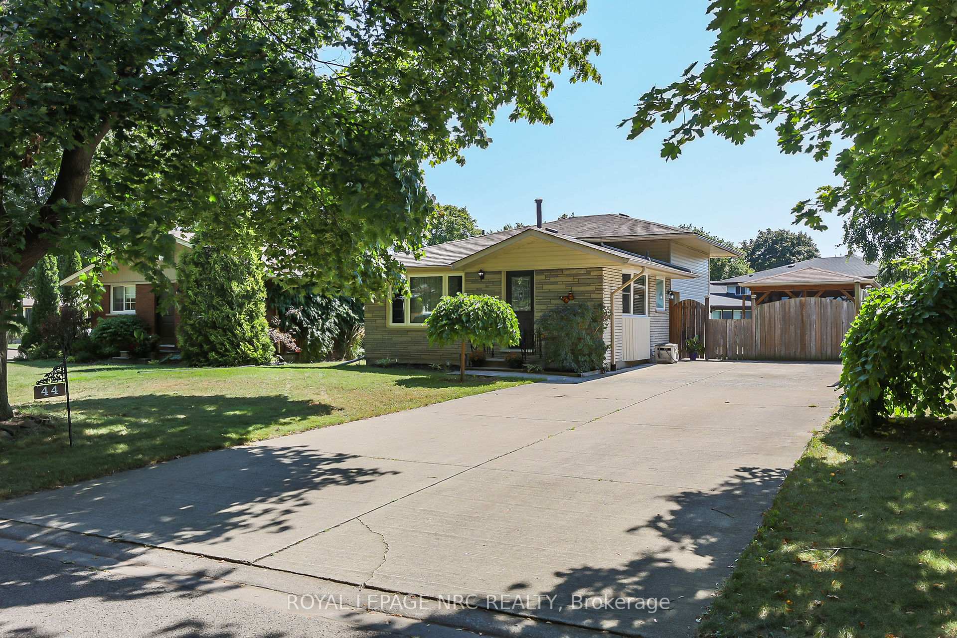 Photo 2 of 44 Densgrove Drive, St. Catharines, Vine/Linwell — HOMEH