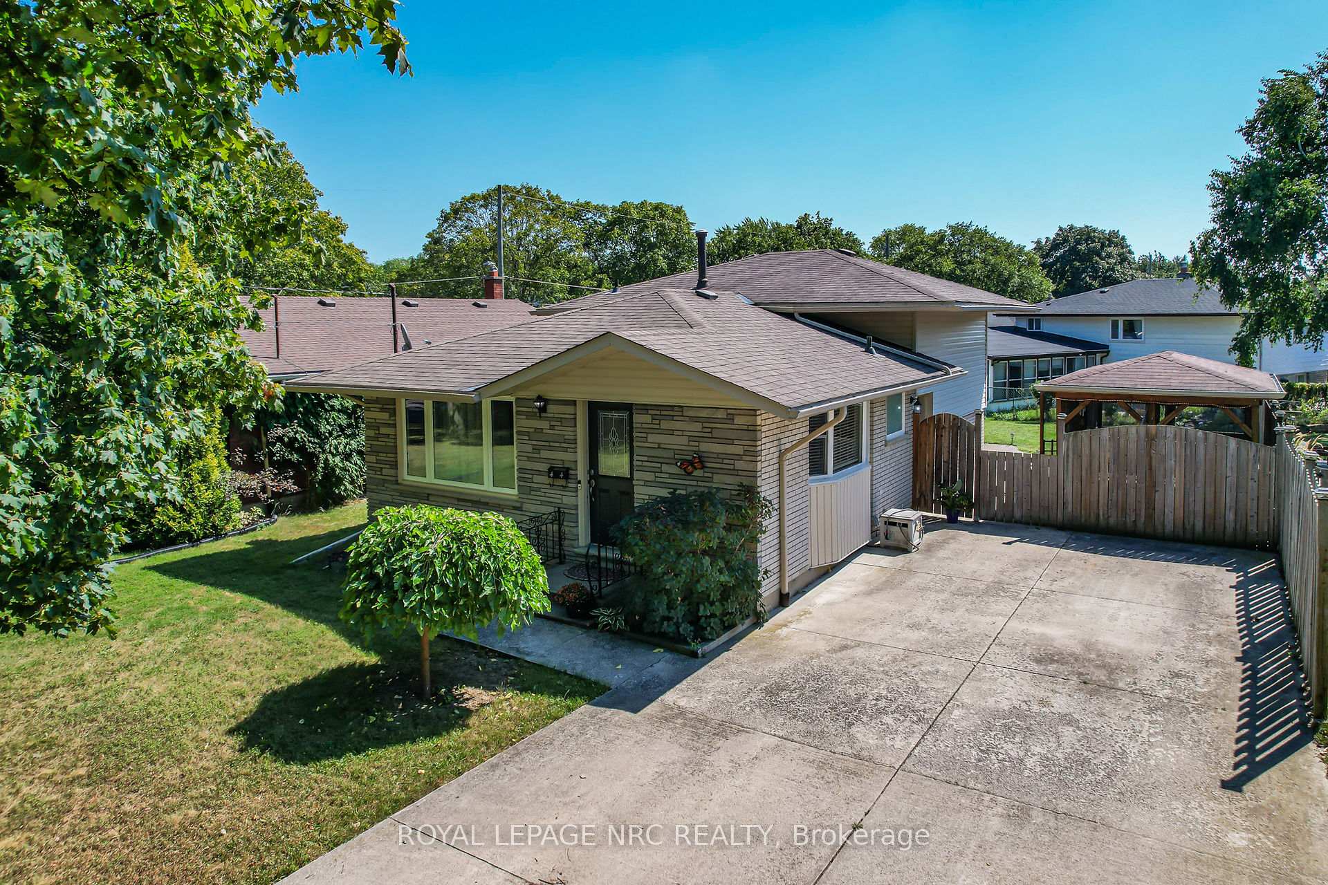 Photo 4 of 44 Densgrove Drive, St. Catharines, Vine/Linwell — HOMEH