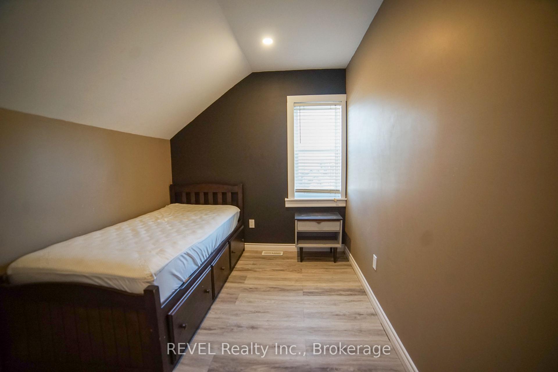 Photo 24 of 32 Edmund Street, St. Catharines, Downtown — HOMEH